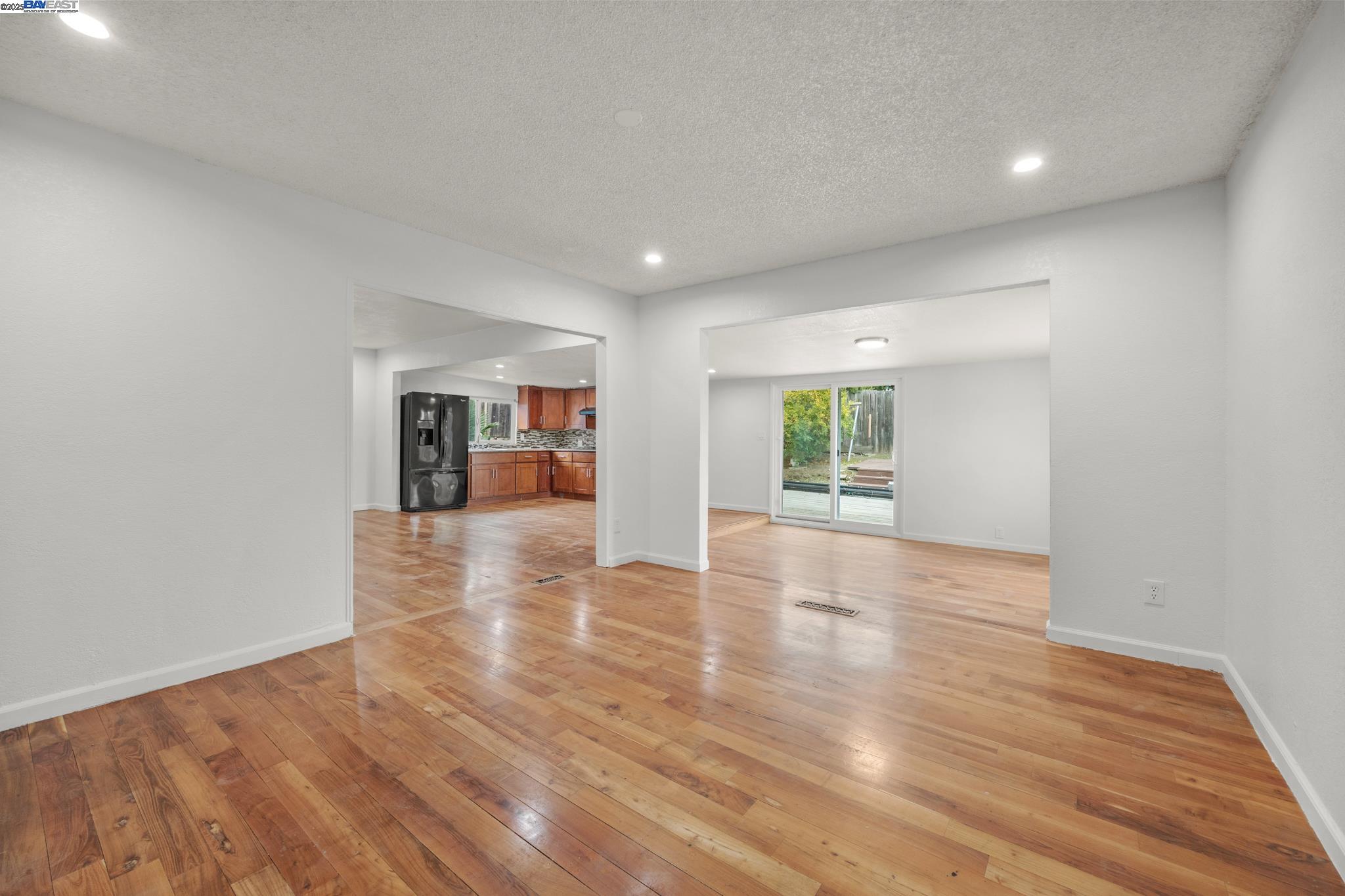 Detail Gallery Image 4 of 47 For 4 Crowley Ct, Pittsburg,  CA 94565-4728 - 3 Beds | 2 Baths