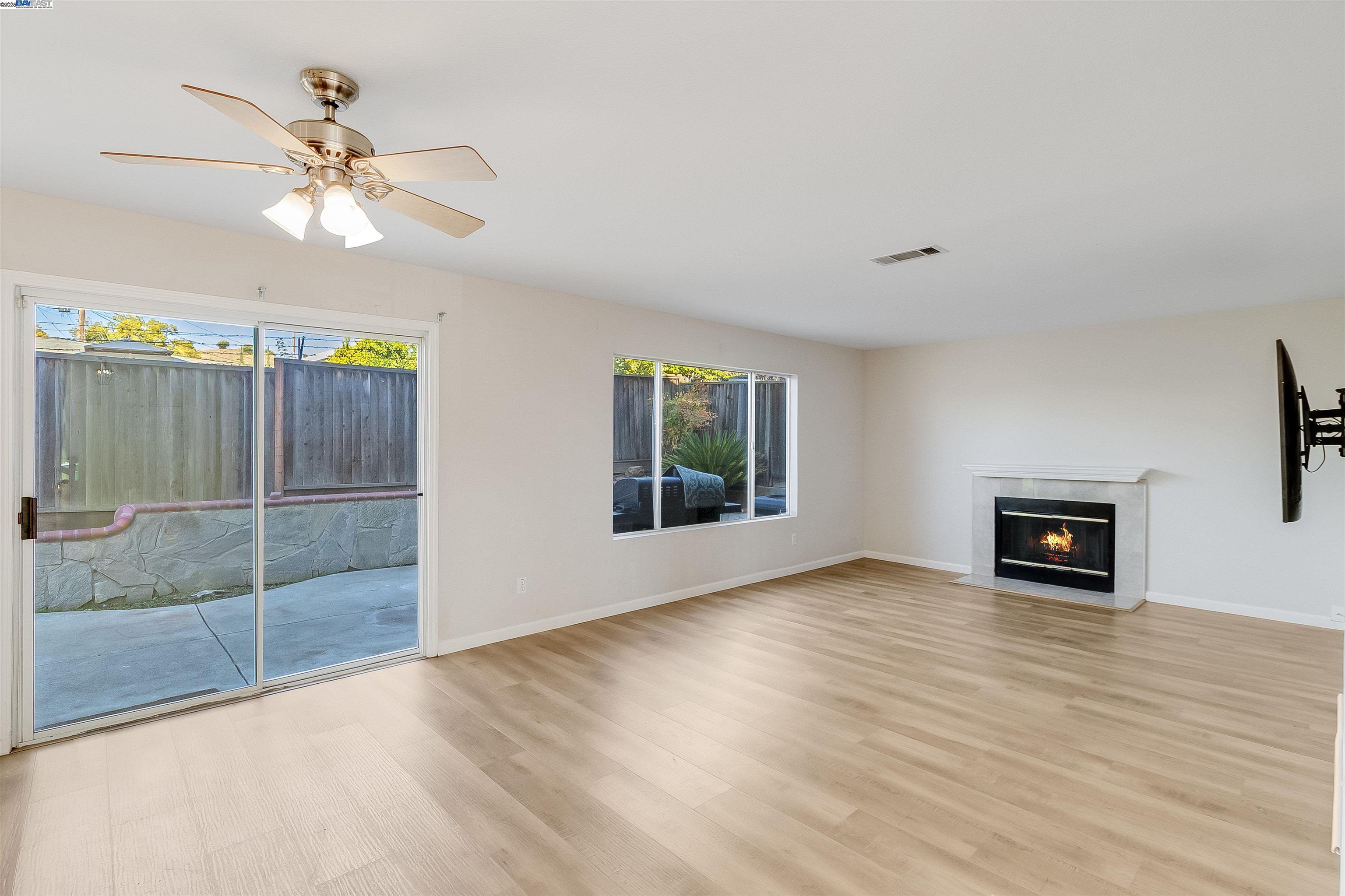 Detail Gallery Image 11 of 41 For 592 Ross Cir, Martinez,  CA 94553 - 5 Beds | 3 Baths