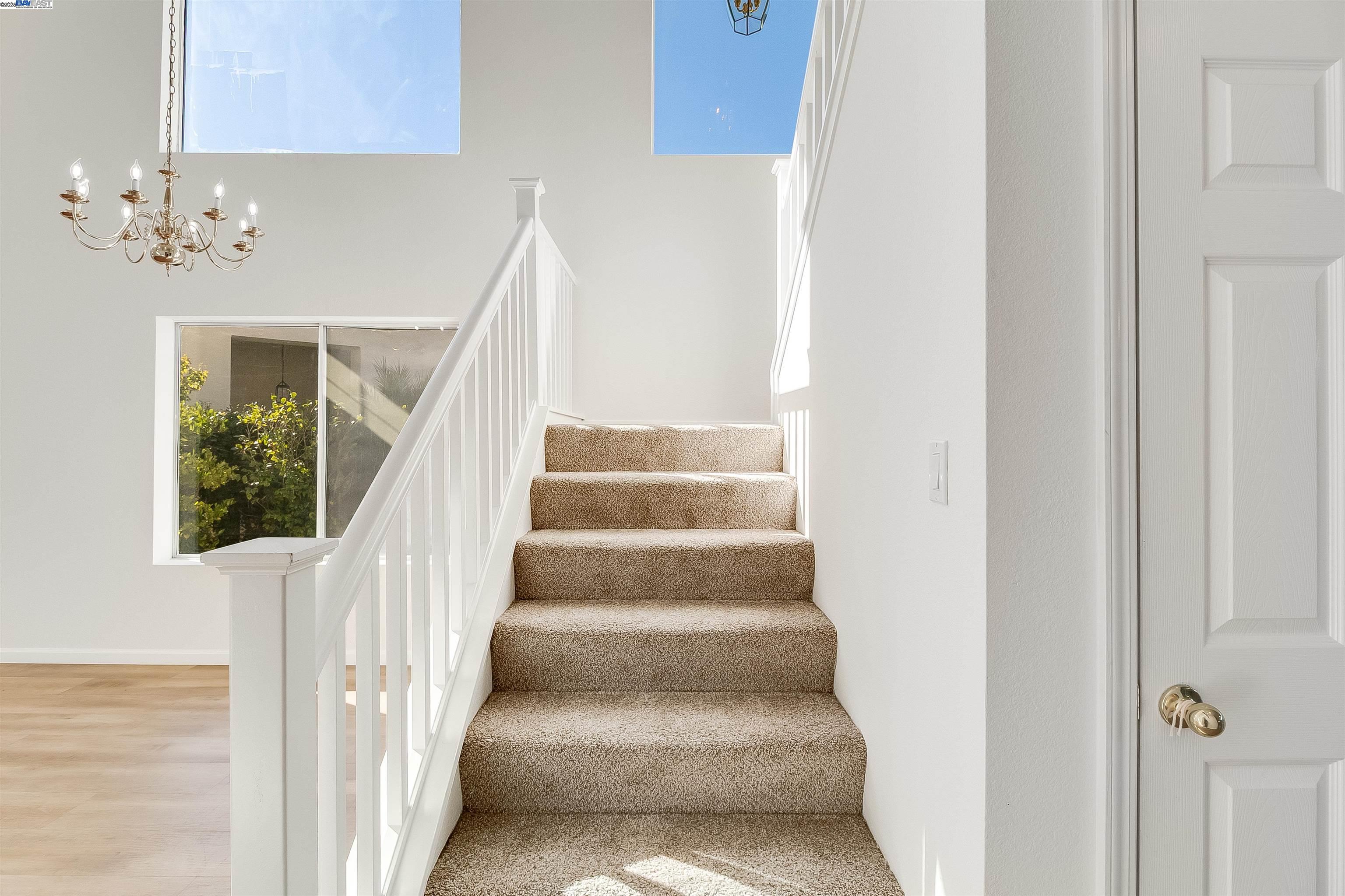 Detail Gallery Image 15 of 42 For 592 Ross Cir, Martinez,  CA 94553 - 5 Beds | 3 Baths