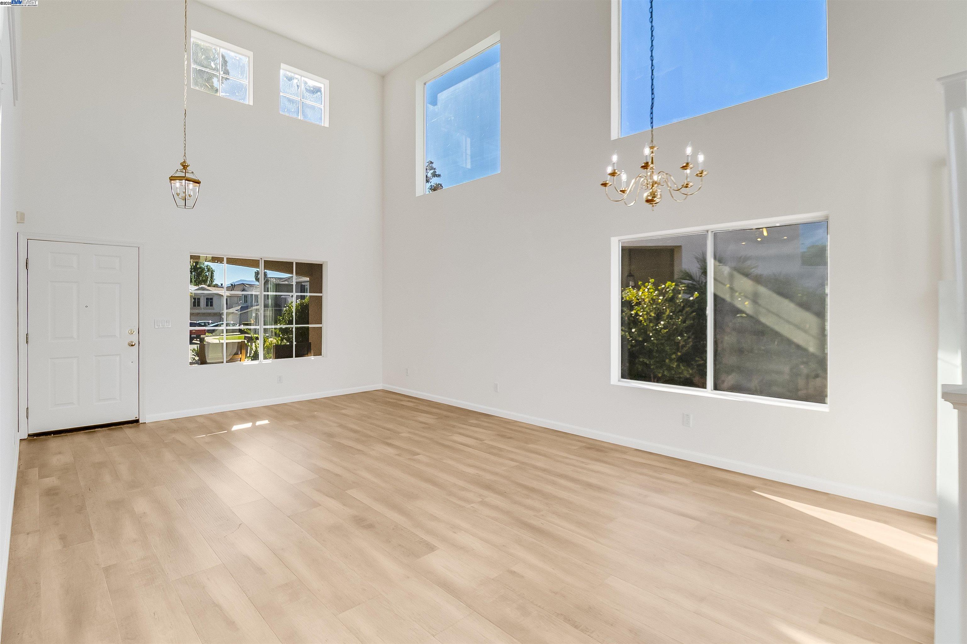 Detail Gallery Image 3 of 42 For 592 Ross Cir, Martinez,  CA 94553 - 5 Beds | 3 Baths