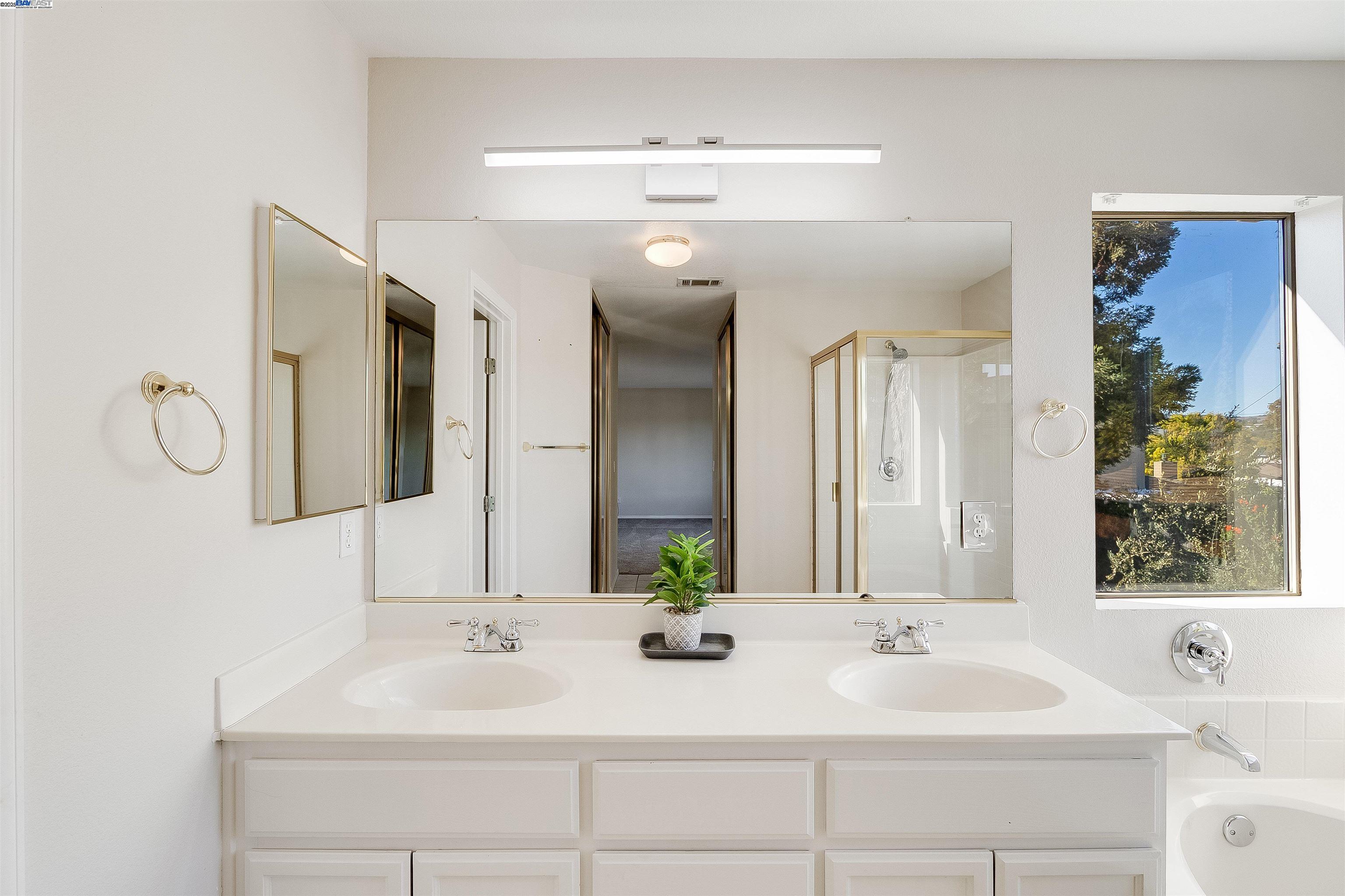 Detail Gallery Image 22 of 42 For 592 Ross Cir, Martinez,  CA 94553 - 5 Beds | 3 Baths