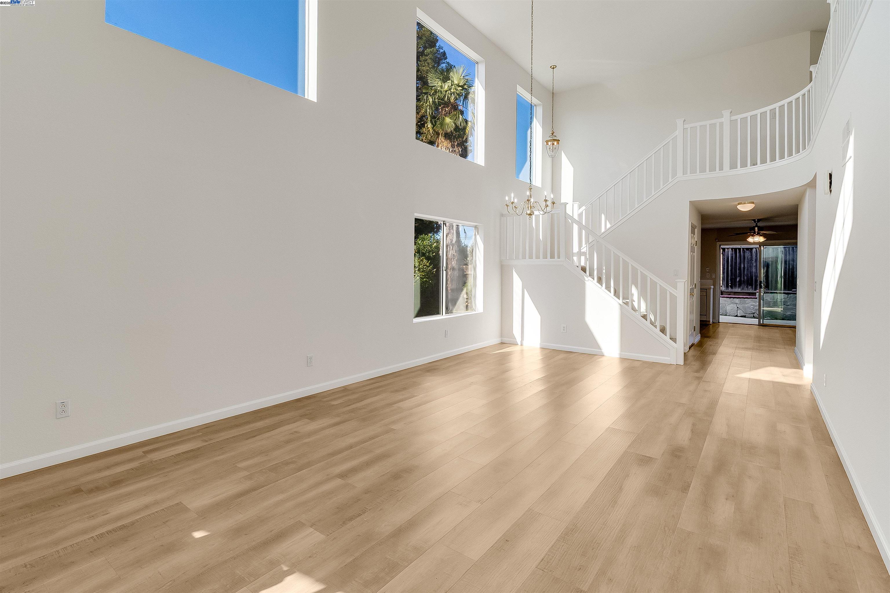 Detail Gallery Image 4 of 42 For 592 Ross Cir, Martinez,  CA 94553 - 5 Beds | 3 Baths