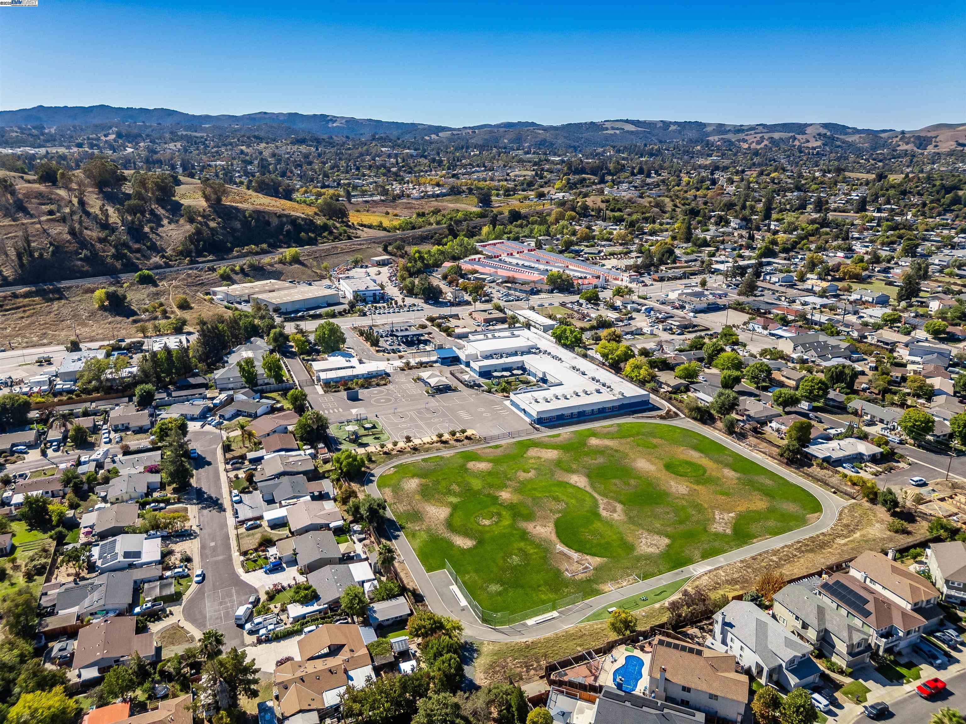 Detail Gallery Image 35 of 42 For 592 Ross Cir, Martinez,  CA 94553 - 5 Beds | 3 Baths