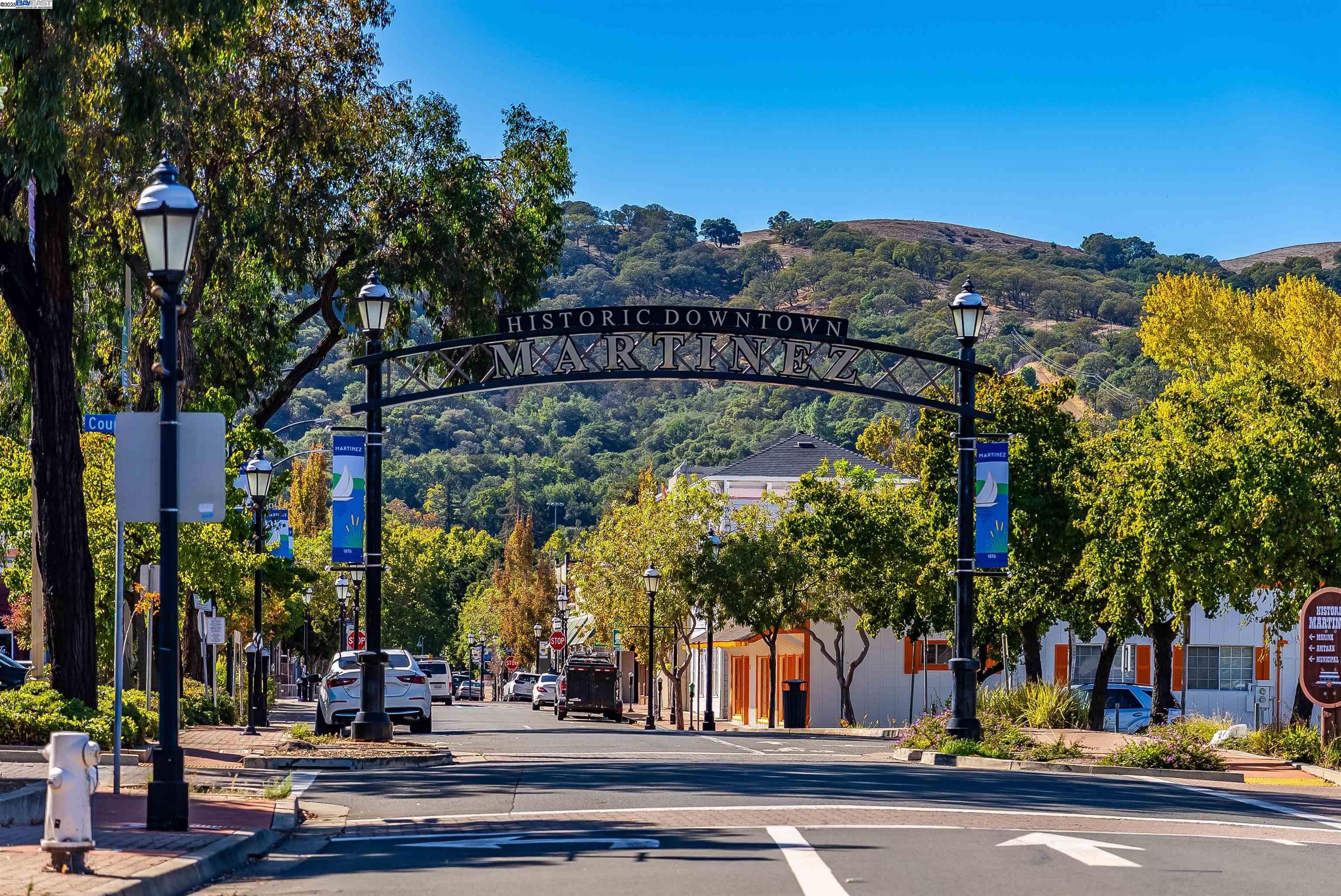 Detail Gallery Image 37 of 42 For 592 Ross Cir, Martinez,  CA 94553 - 5 Beds | 3 Baths