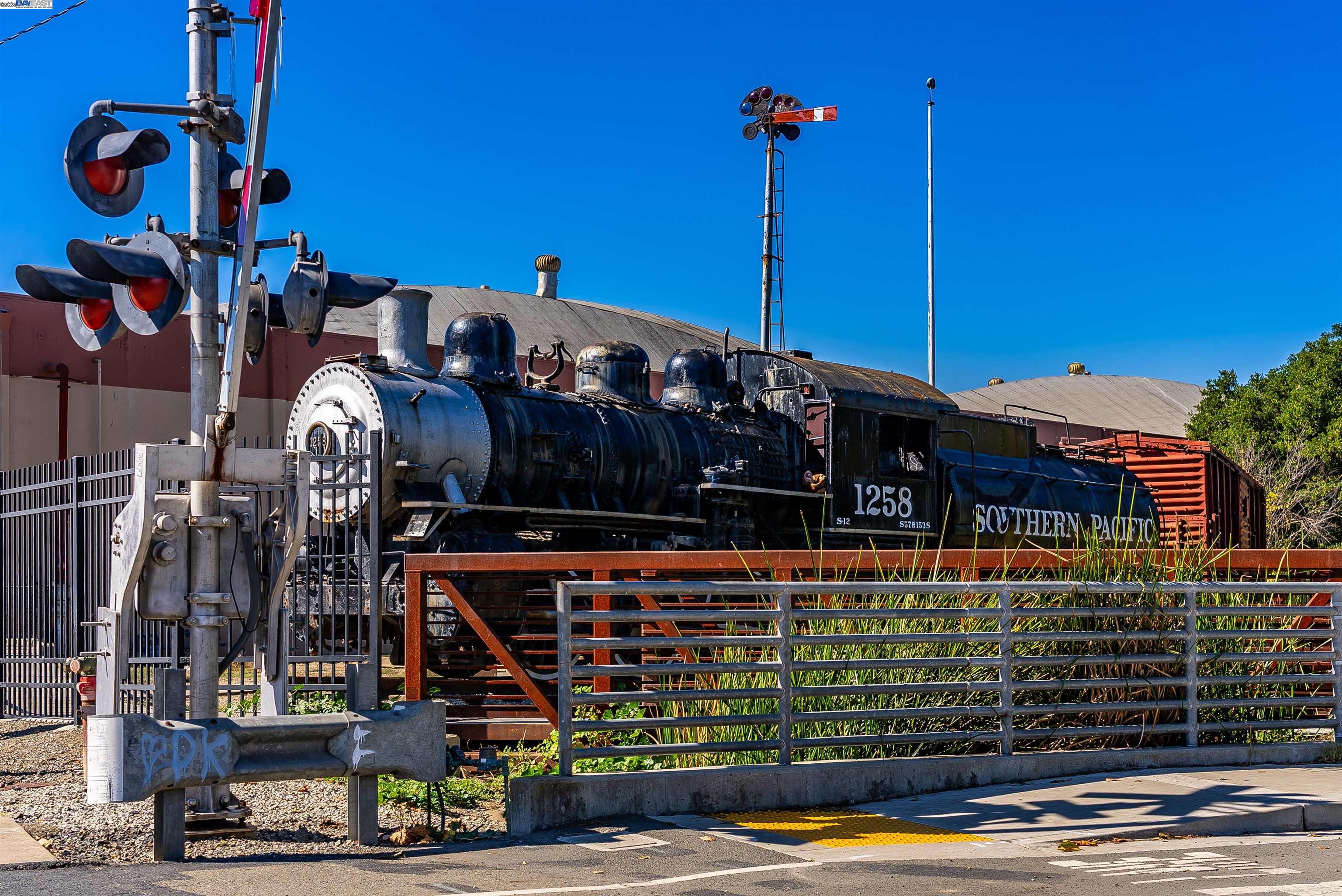 Detail Gallery Image 38 of 42 For 592 Ross Cir, Martinez,  CA 94553 - 5 Beds | 3 Baths