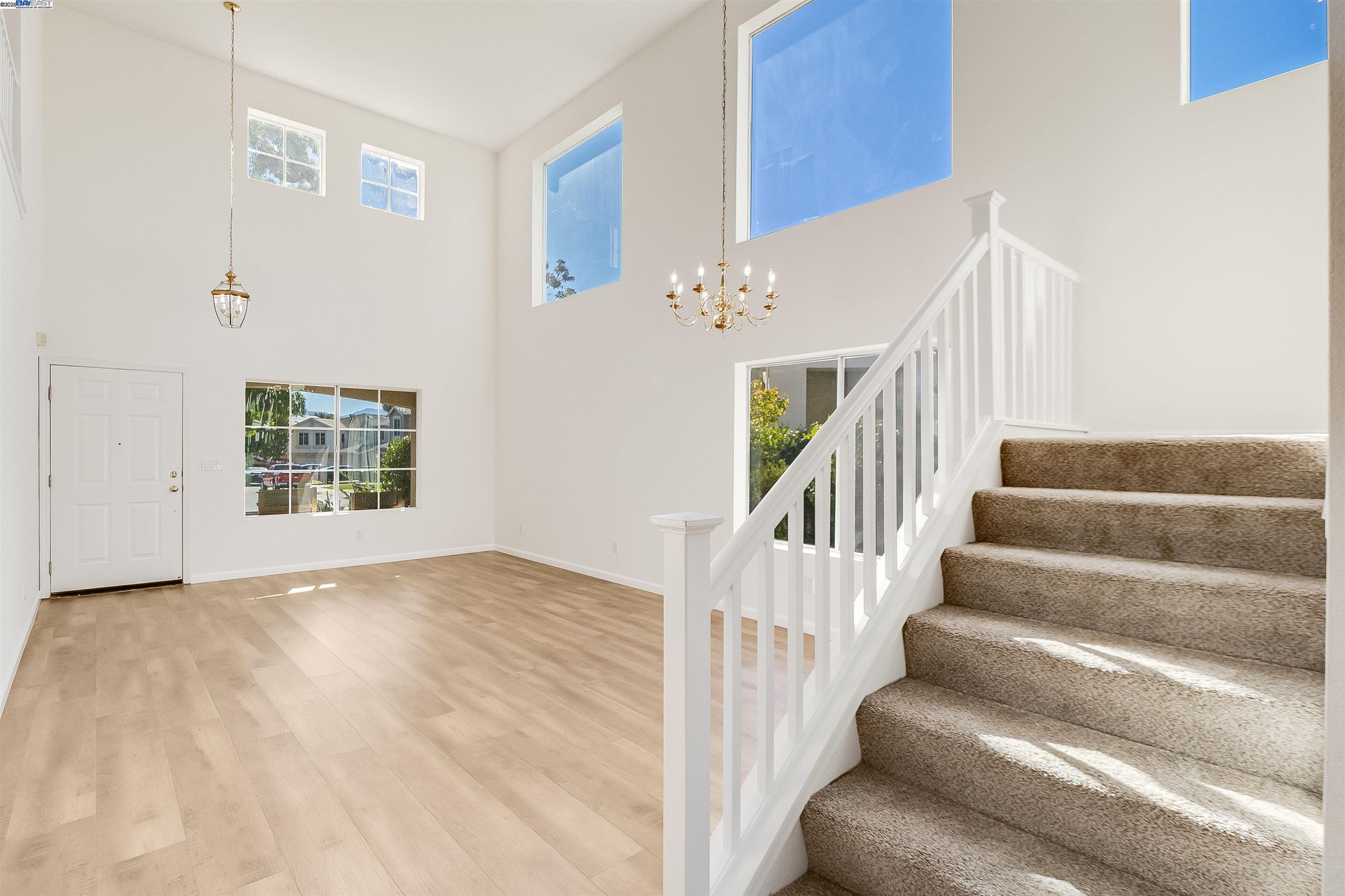 Detail Gallery Image 5 of 42 For 592 Ross Cir, Martinez,  CA 94553 - 5 Beds | 3 Baths