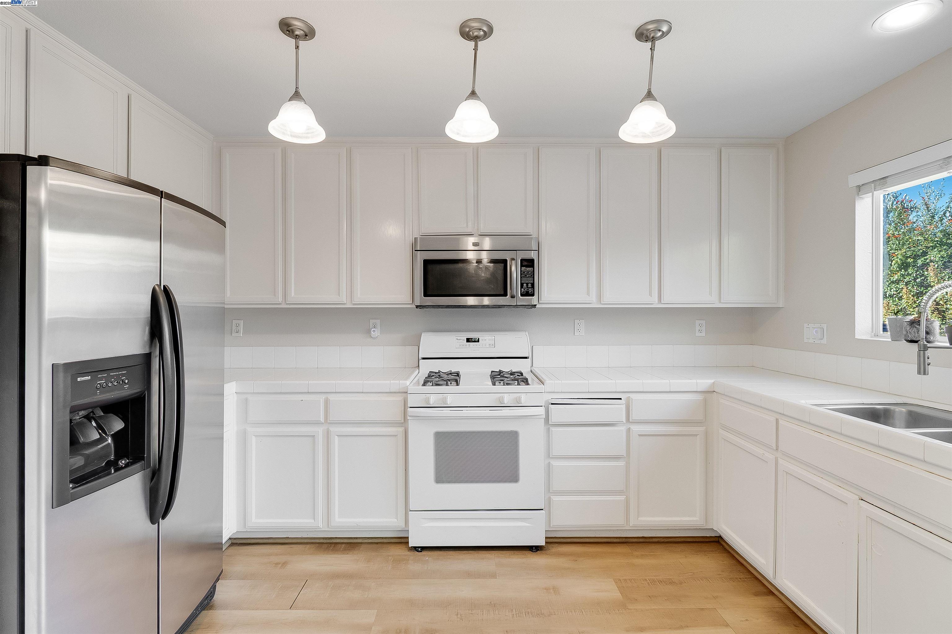 Detail Gallery Image 7 of 42 For 592 Ross Cir, Martinez,  CA 94553 - 5 Beds | 3 Baths