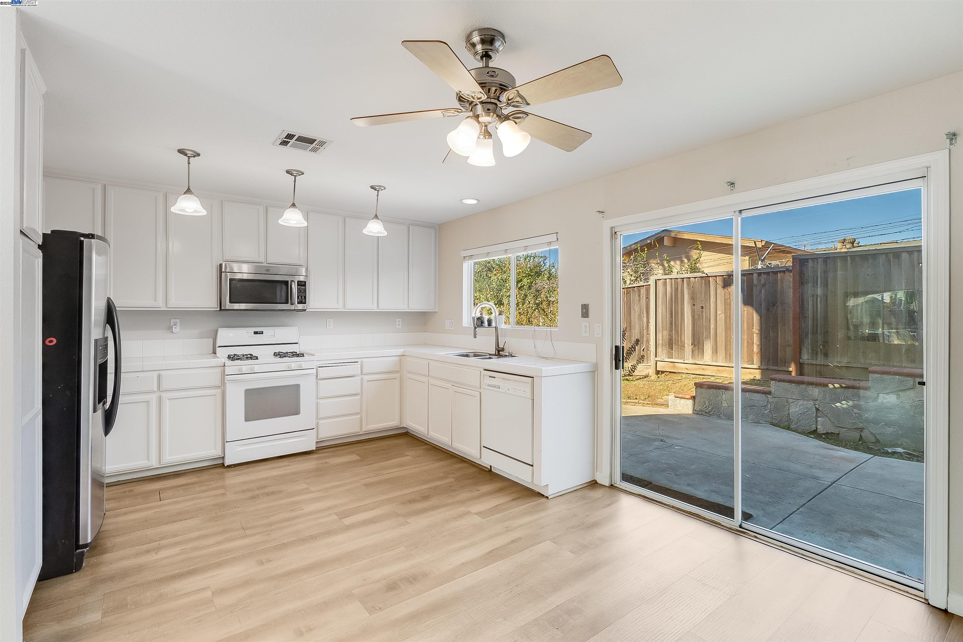 Detail Gallery Image 8 of 41 For 592 Ross Cir, Martinez,  CA 94553 - 5 Beds | 3 Baths