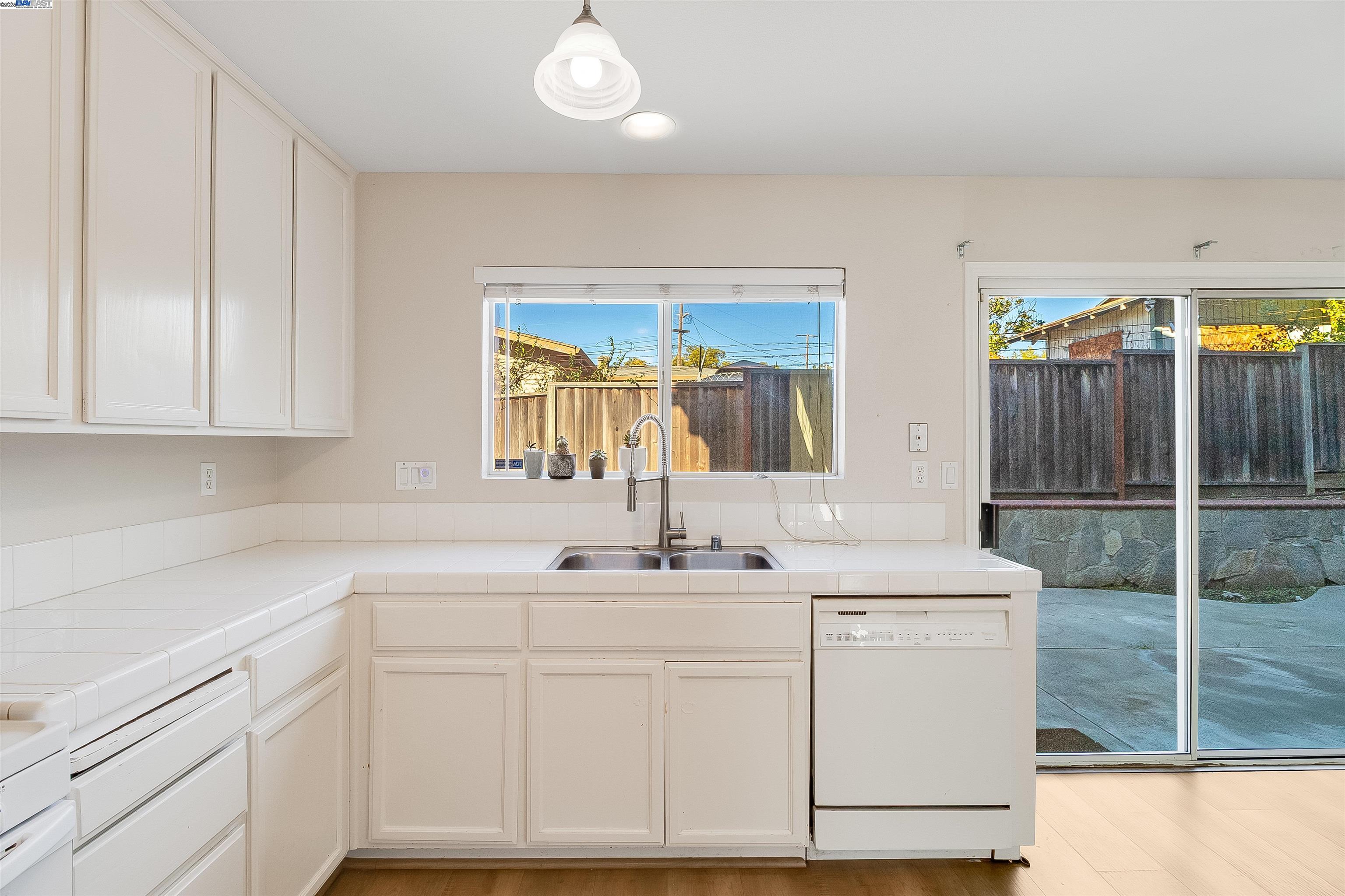 Detail Gallery Image 9 of 42 For 592 Ross Cir, Martinez,  CA 94553 - 5 Beds | 3 Baths