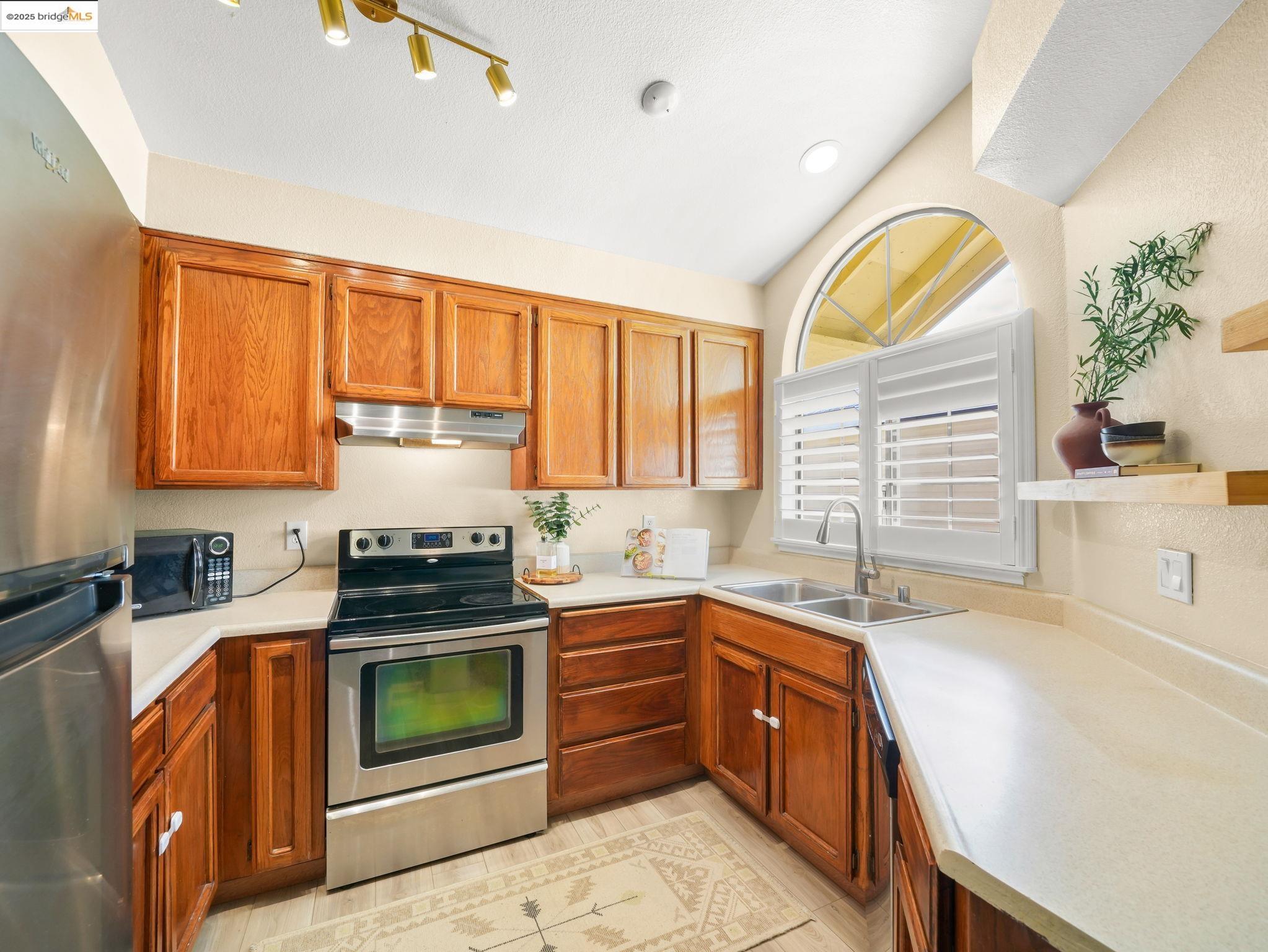 Detail Gallery Image 5 of 24 For 806 Devonwood, Hercules,  CA 94547 - 2 Beds | 2 Baths