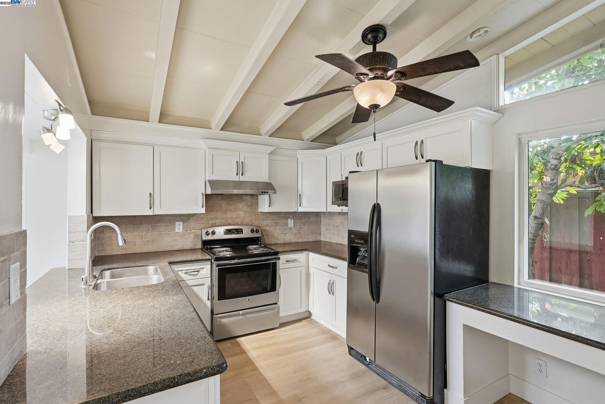 Detail Gallery Image 12 of 40 For 24796 Pear St, Hayward,  CA 94545 - 5 Beds | 2 Baths