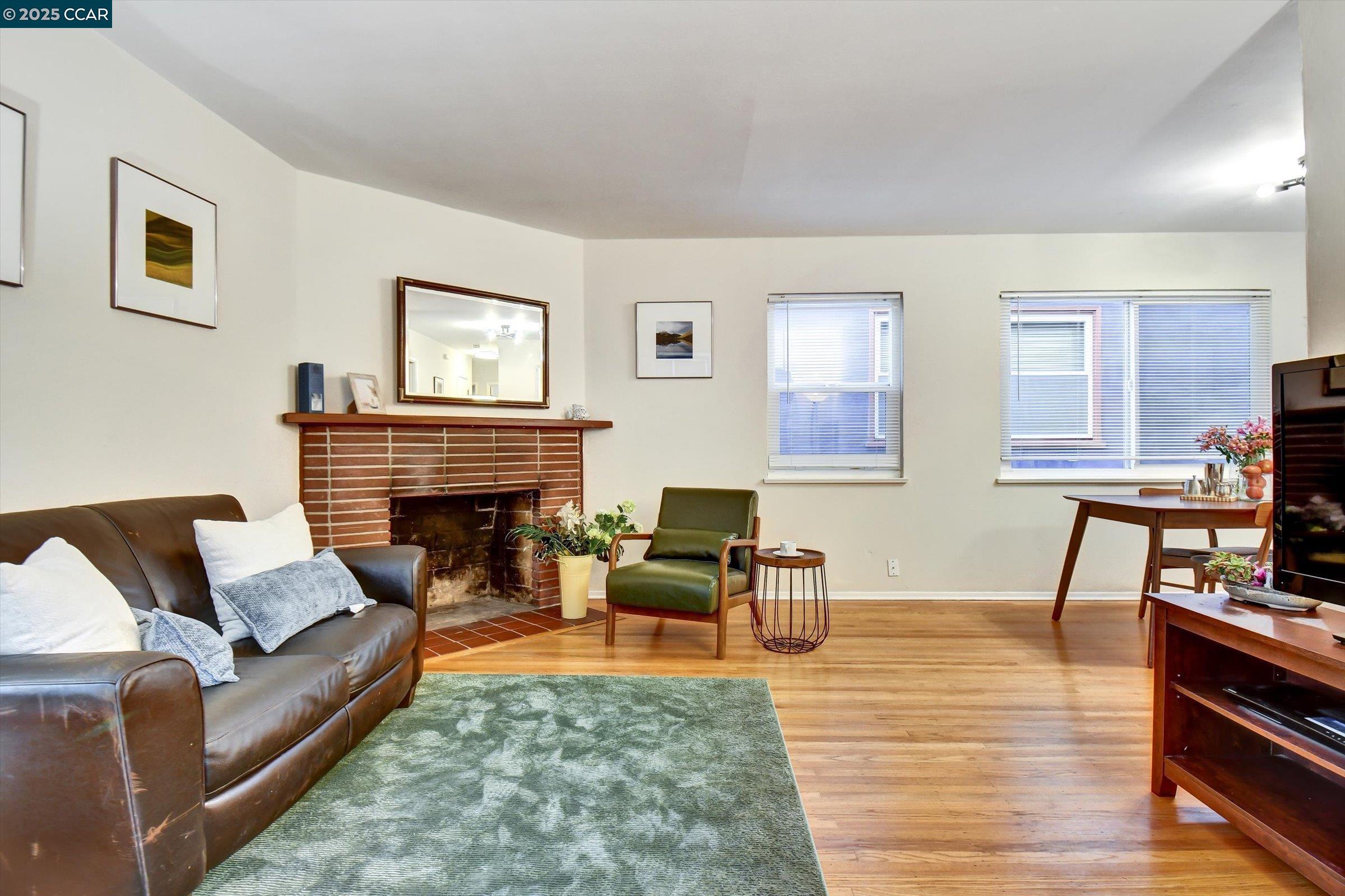 Detail Gallery Image 4 of 18 For 933 Cerrito St, Albany,  CA 94706 - 2 Beds | 1 Baths