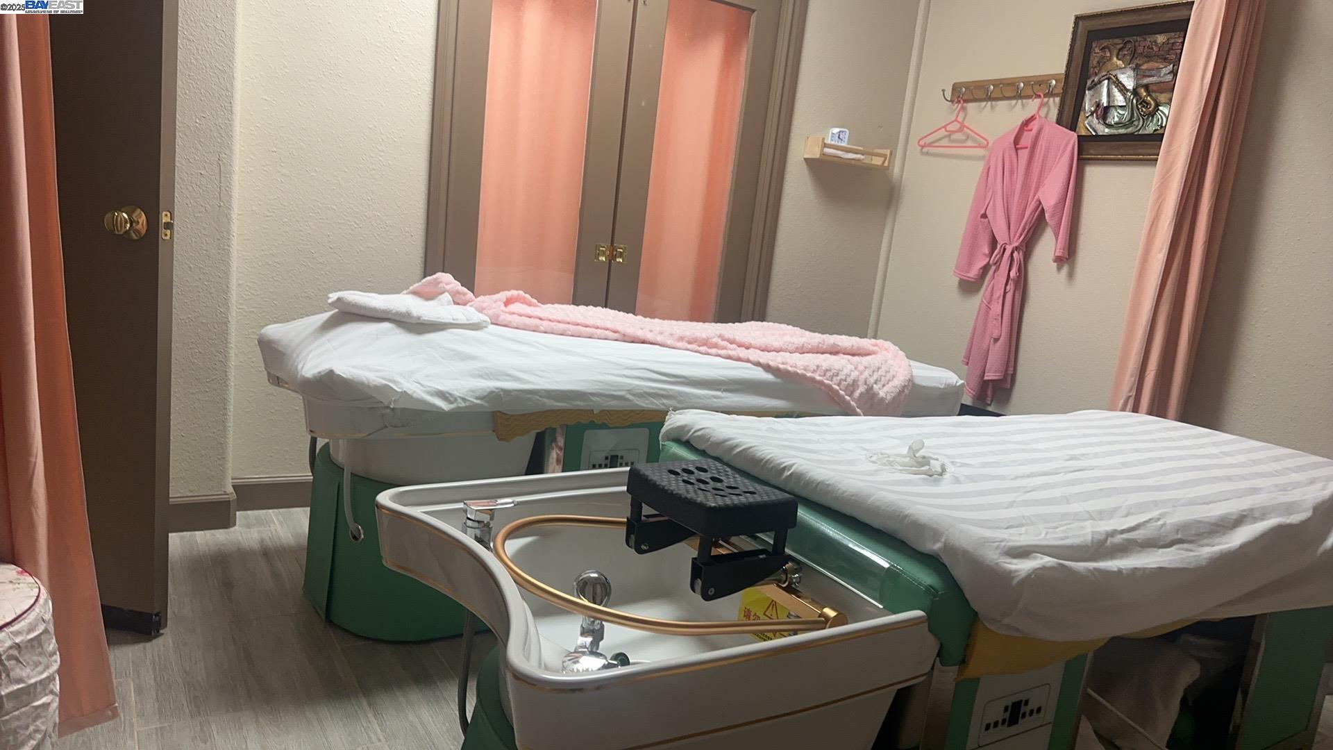 Detail Gallery Image 13 of 30 For 91 Gregory Ln #8, Pleasant Hill,  CA 94523 - – Beds | – Baths