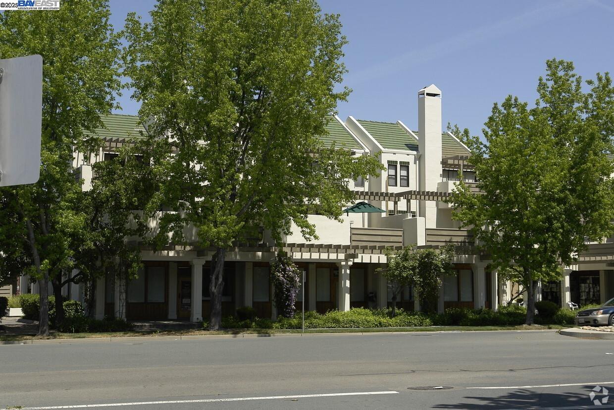 Detail Gallery Image 28 of 30 For 91 Gregory Ln #8, Pleasant Hill,  CA 94523 - – Beds | – Baths