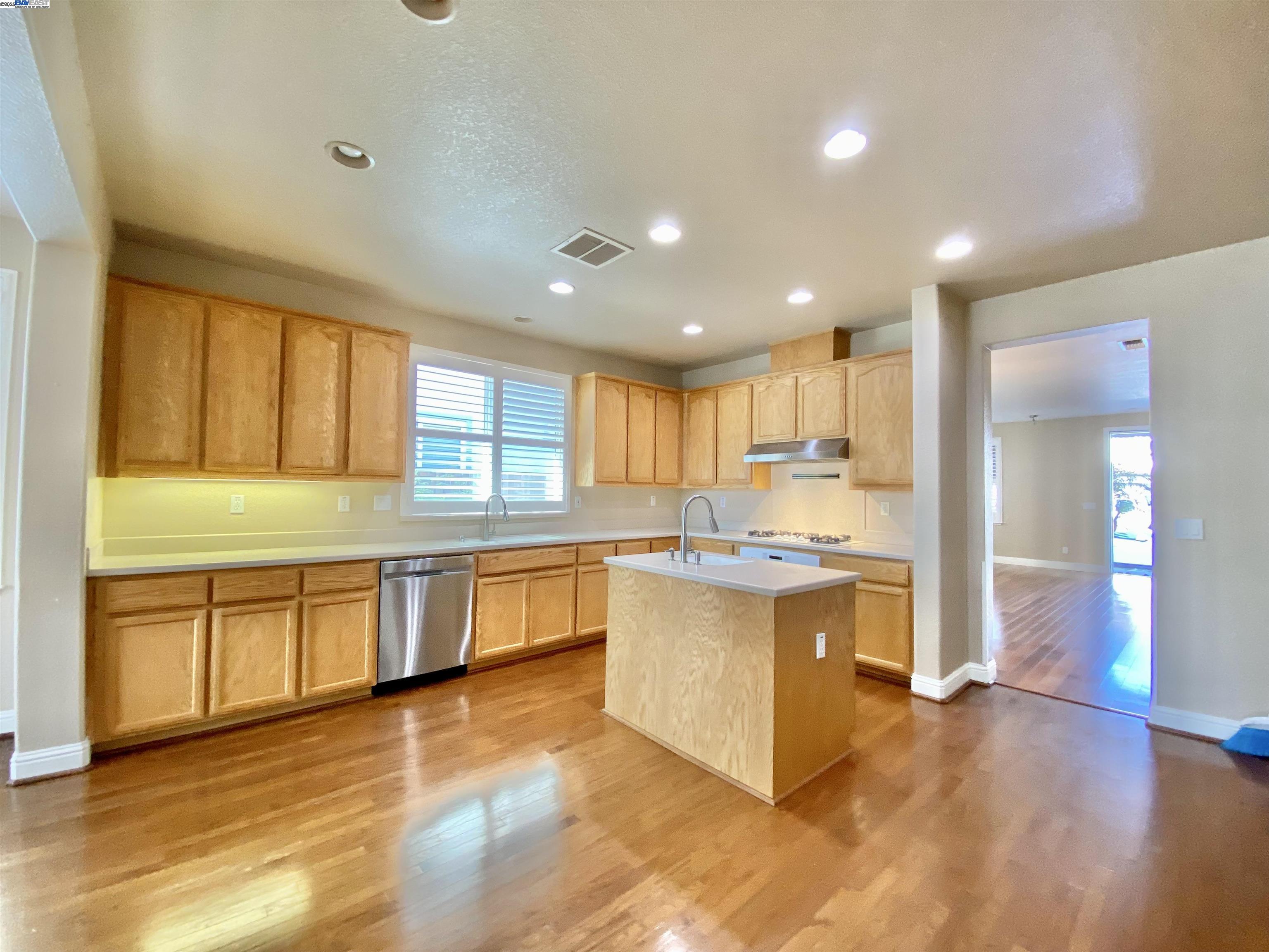 Detail Gallery Image 6 of 31 For 1896 Bankston Dr, Tracy,  CA 95304 - 4 Beds | 2 Baths