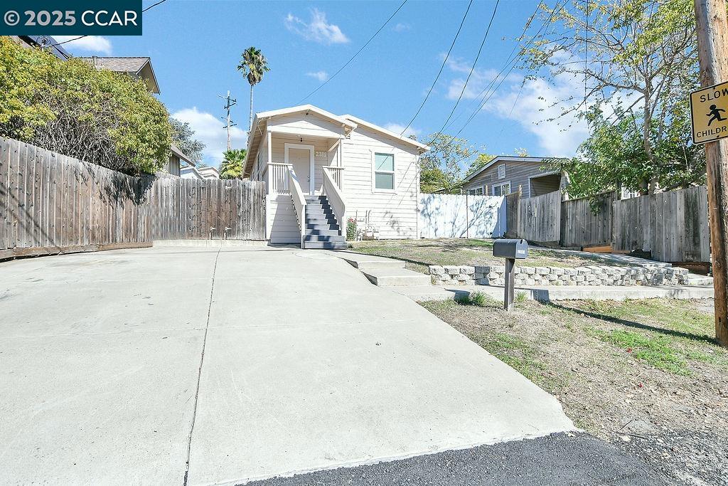 Detail Gallery Image 2 of 17 For 2381 Monterey Ave, Martinez,  CA 94553 - 1 Beds | 1 Baths