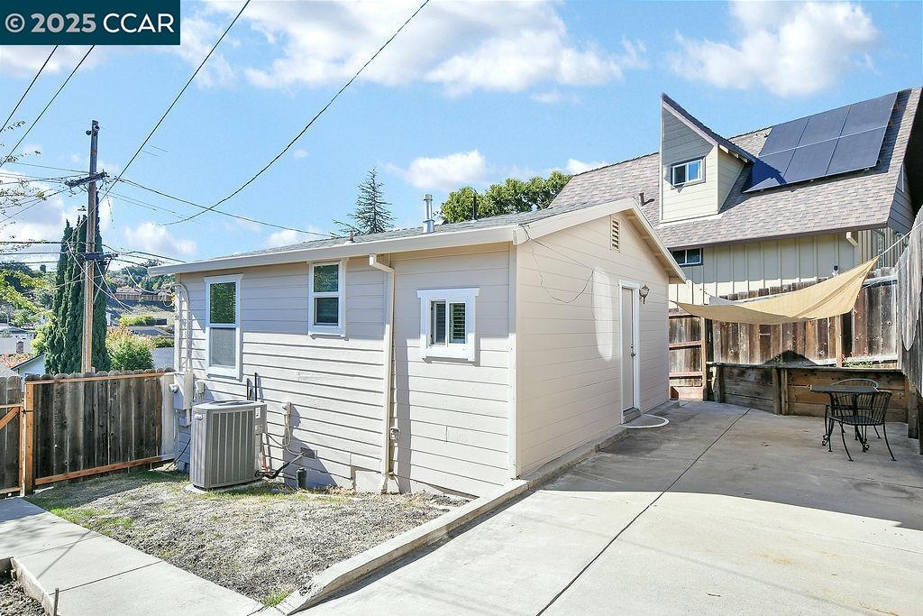 Detail Gallery Image 13 of 17 For 2381 Monterey Ave, Martinez,  CA 94553 - 1 Beds | 1 Baths