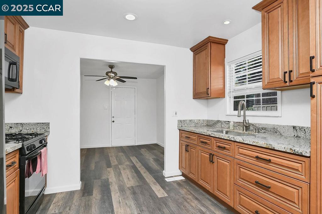 Detail Gallery Image 7 of 17 For 2381 Monterey Ave, Martinez,  CA 94553 - 1 Beds | 1 Baths