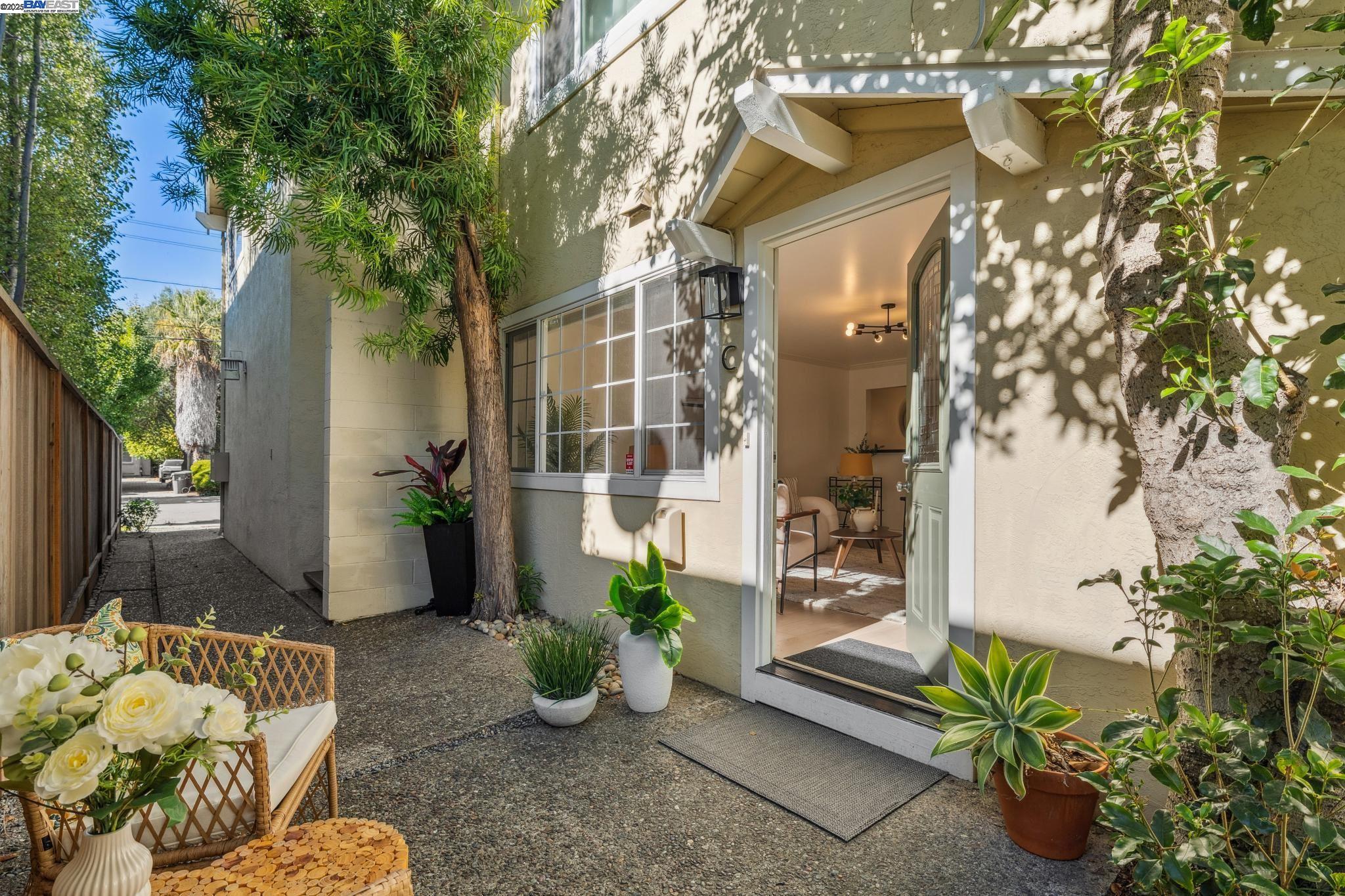 Detail Gallery Image 2 of 27 For 5242 Miles Avenue #C,  Oakland,  CA 94618 - 2 Beds | 1 Baths