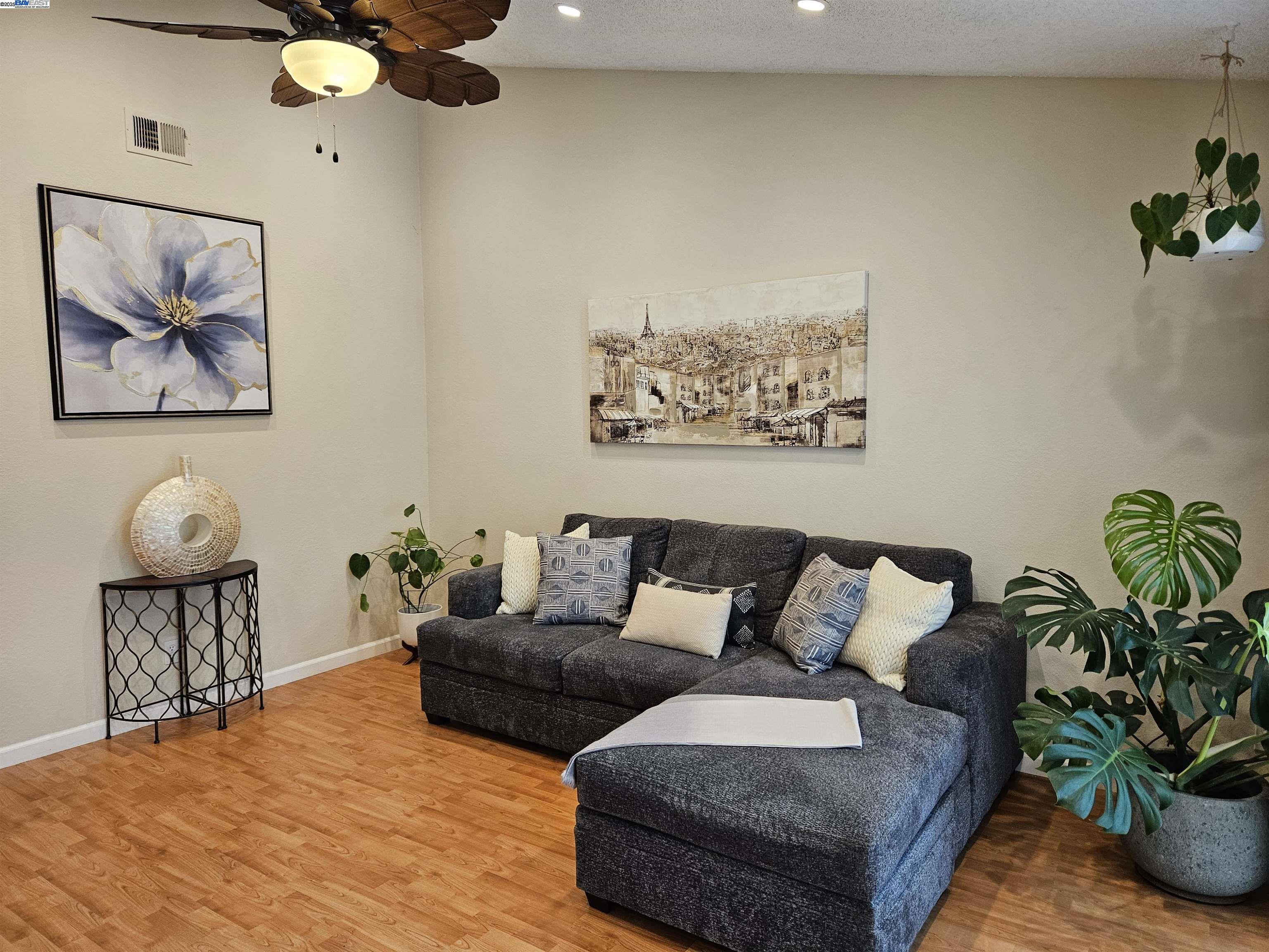 Photo #2: 41115851 Listing: Photo #2