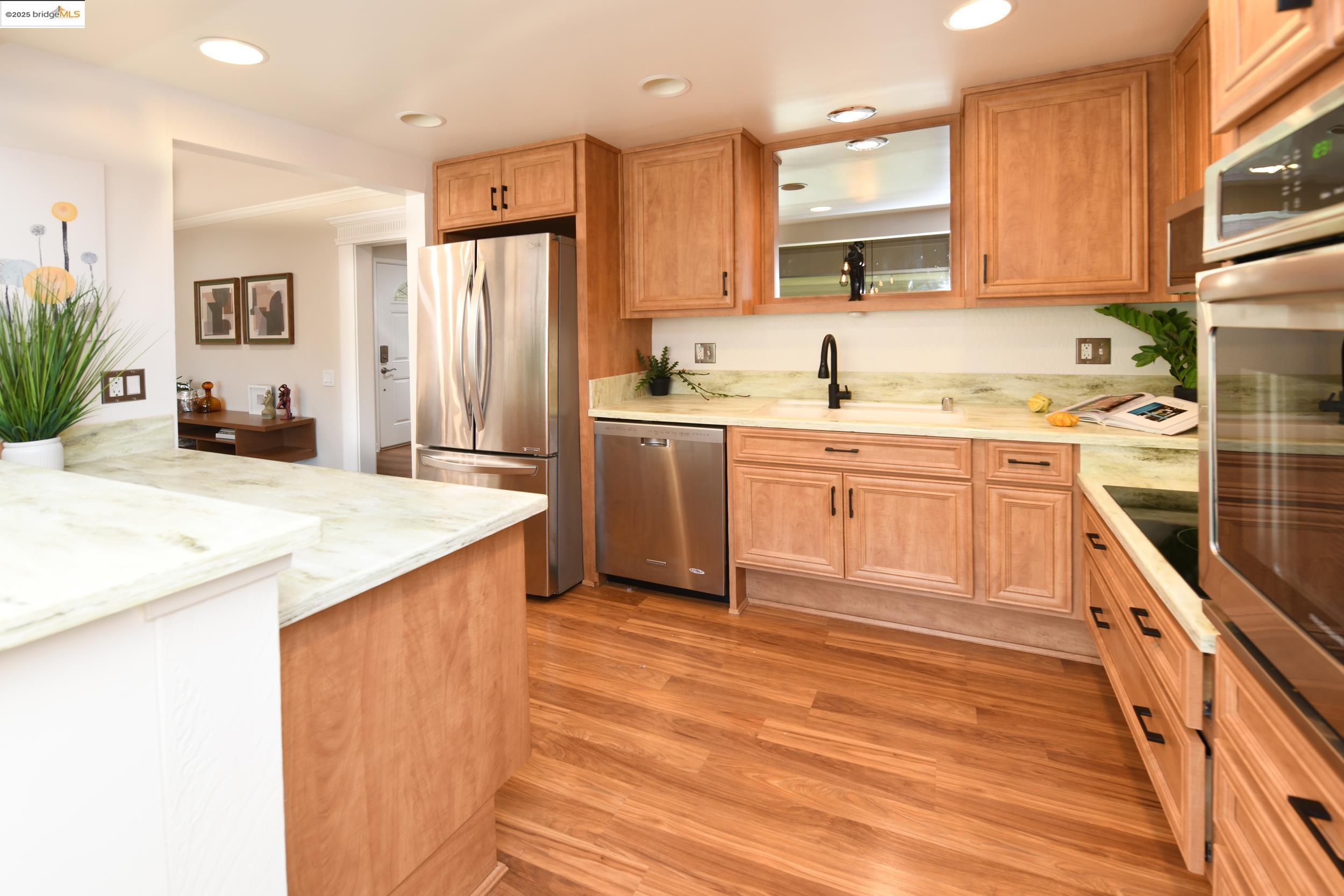 Detail Gallery Image 4 of 51 For 1910 Skycrest Dr #5,  Walnut Creek,  CA 94595 - 2 Beds | 1 Baths