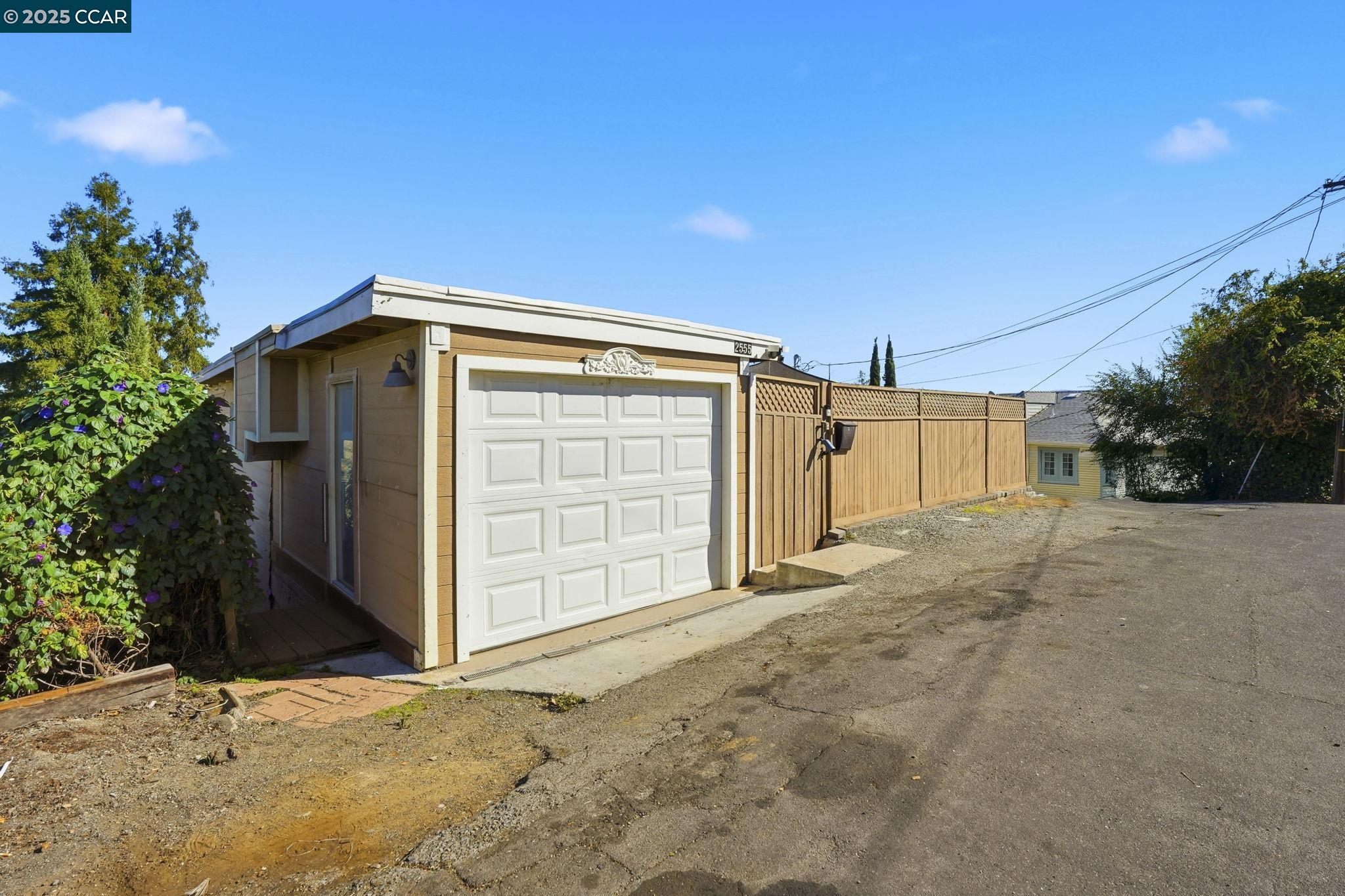 Detail Gallery Image 2 of 27 For 2555 Orange St, Martinez,  CA 94553 - 3 Beds | 2 Baths