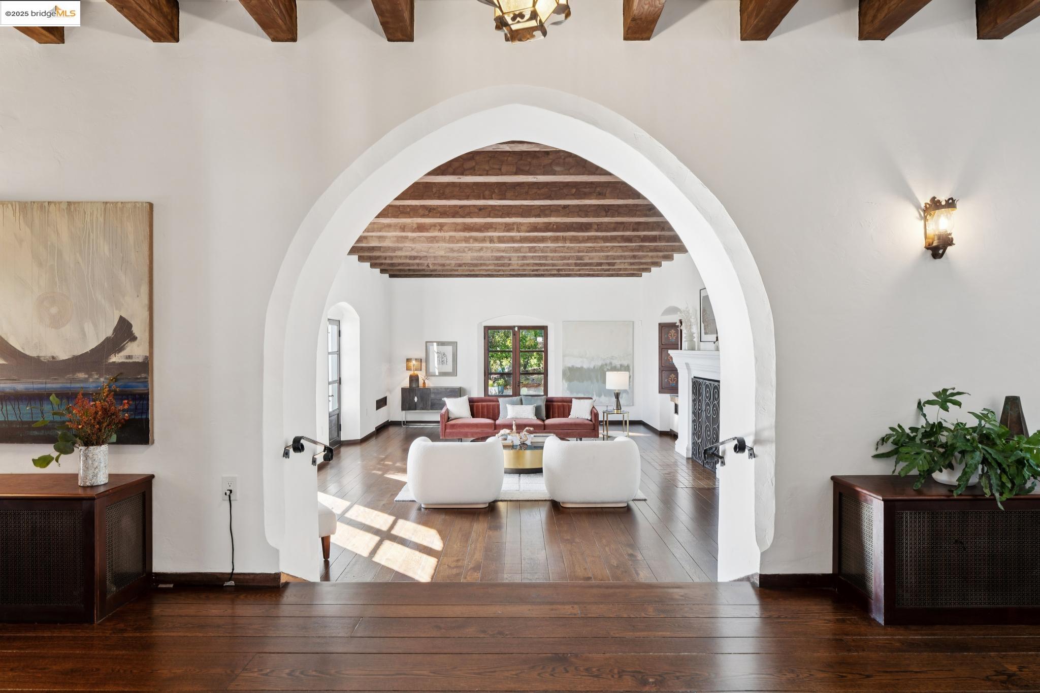 Detail Gallery Image 8 of 60 For 6801 Estates Drive, Oakland,  CA 94611 - 5 Beds | 4/1 Baths