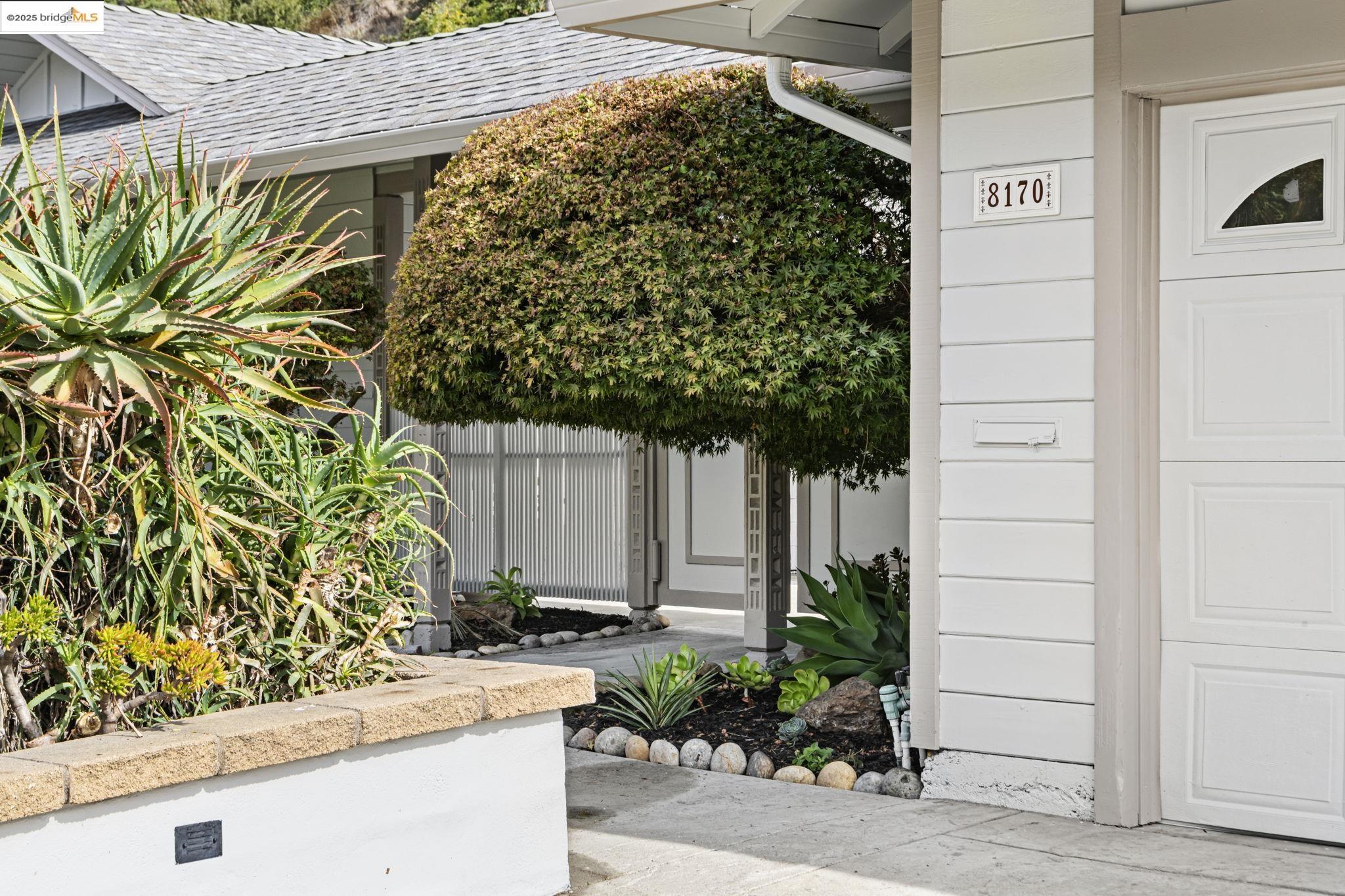 Detail Gallery Image 3 of 40 For 8170 Surrey Ln, Oakland,  CA 94605 - 4 Beds | 2/1 Baths