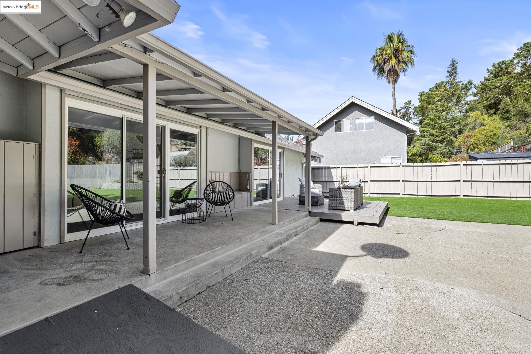 Detail Gallery Image 34 of 40 For 8170 Surrey Ln, Oakland,  CA 94605 - 4 Beds | 2/1 Baths