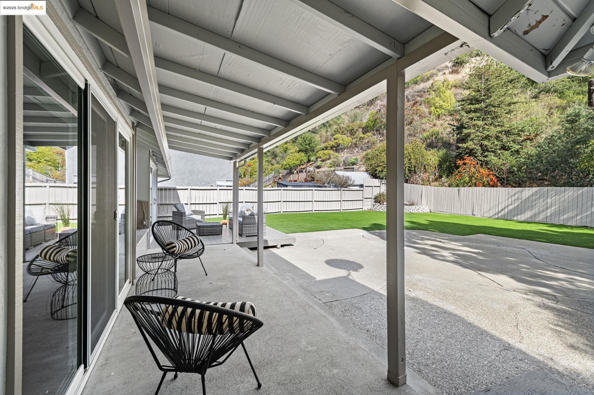 Detail Gallery Image 35 of 40 For 8170 Surrey Ln, Oakland,  CA 94605 - 4 Beds | 2/1 Baths