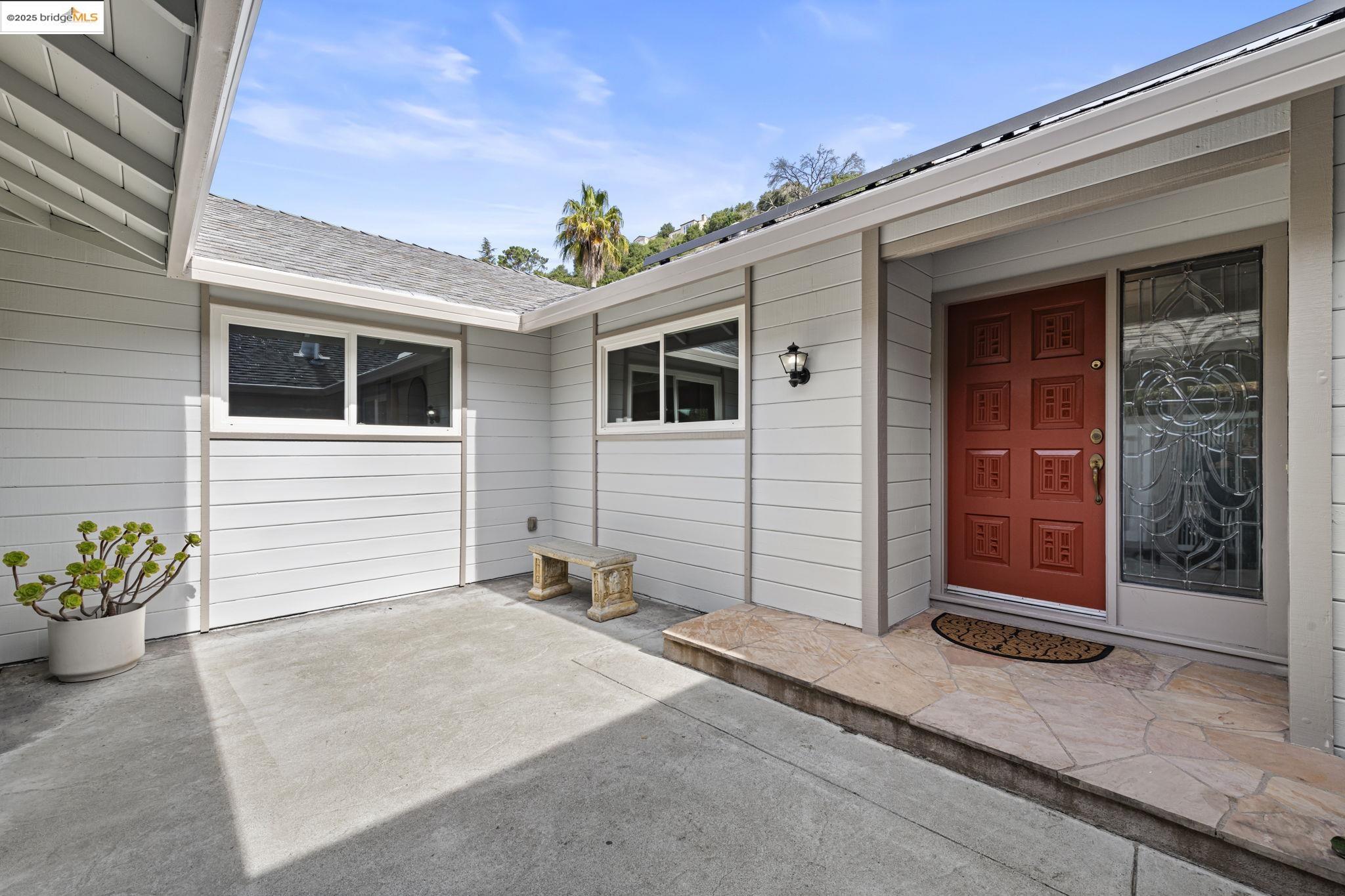 Detail Gallery Image 5 of 40 For 8170 Surrey Ln, Oakland,  CA 94605 - 4 Beds | 2/1 Baths