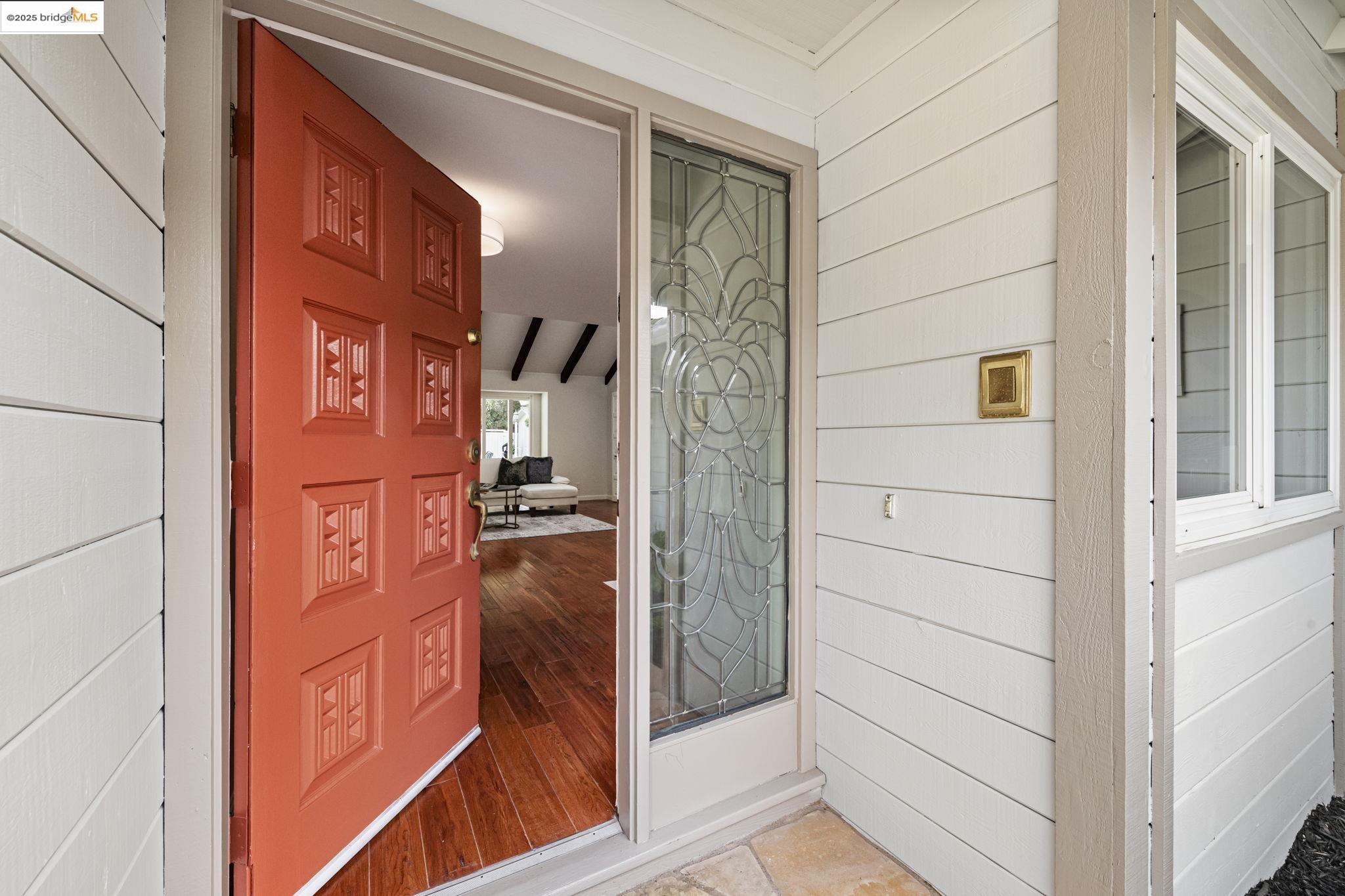 Detail Gallery Image 8 of 40 For 8170 Surrey Ln, Oakland,  CA 94605 - 4 Beds | 2/1 Baths