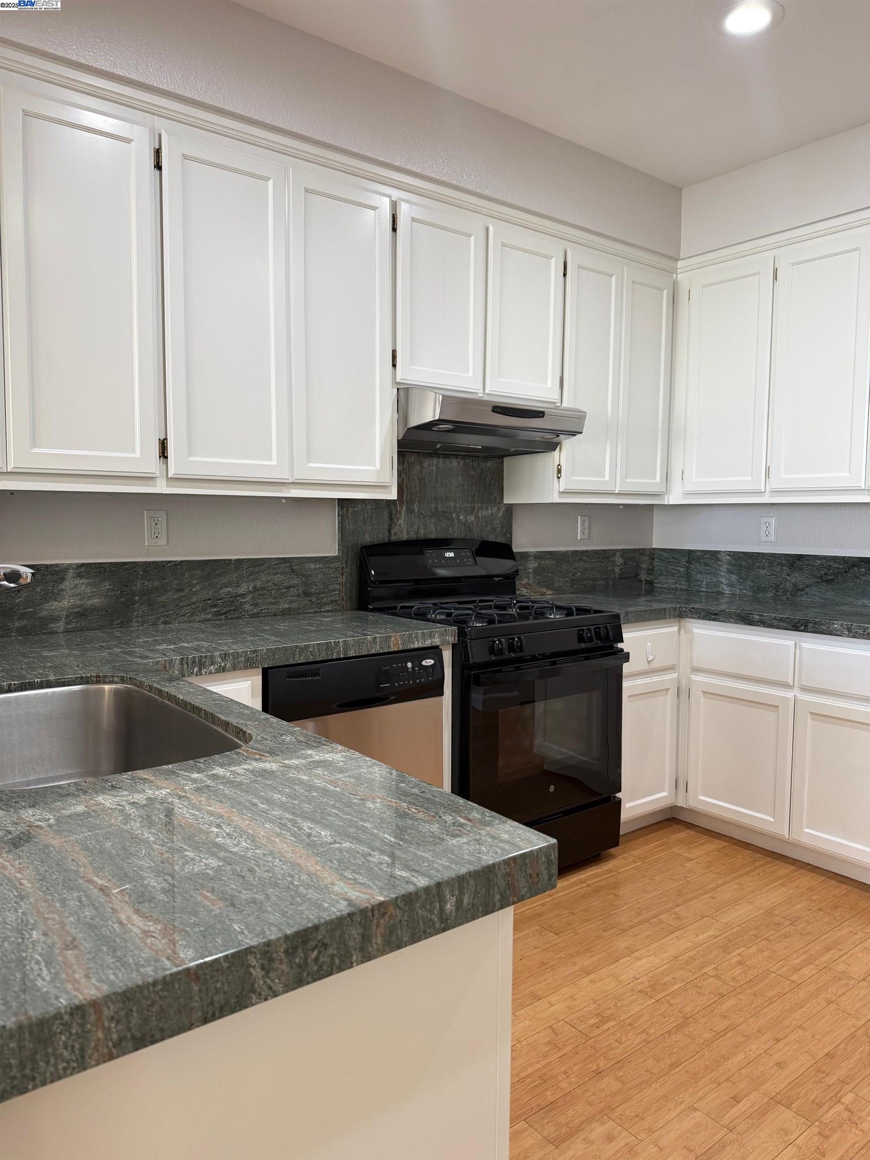 Detail Gallery Image 4 of 20 For 1230 Sutter Creek Ln, San Ramon,  CA 94583 - 2 Beds | 2/1 Baths