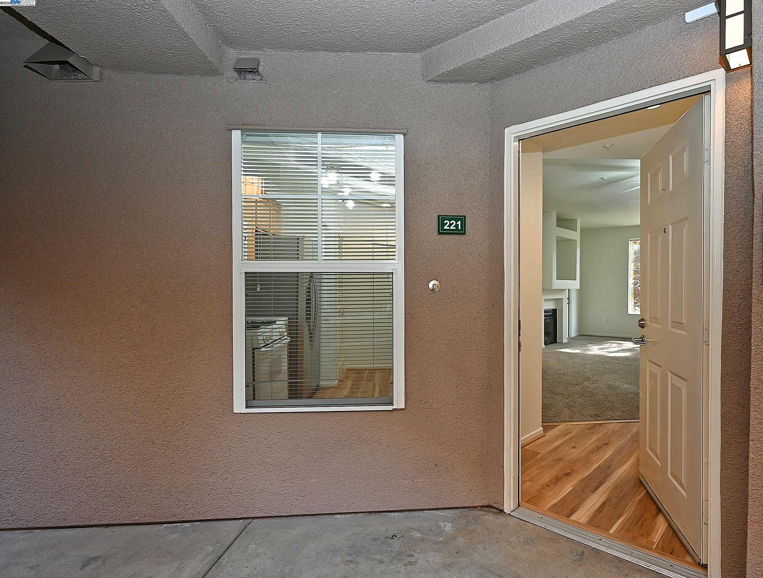 Detail Gallery Image 2 of 31 For 280 Caldecott Ln #221,  Oakland,  CA 94618 - 1 Beds | 1 Baths