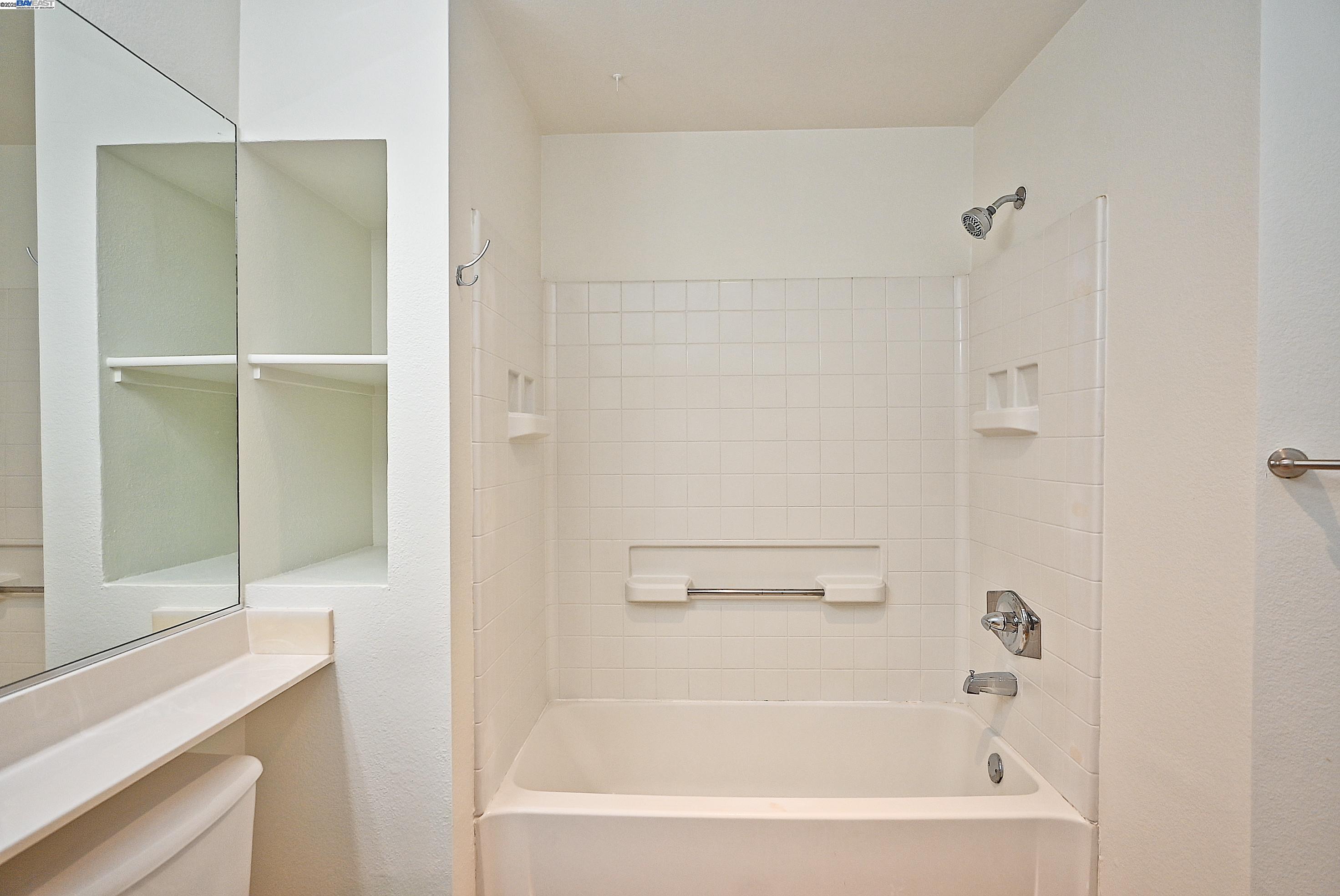 Detail Gallery Image 18 of 31 For 280 Caldecott Ln #221,  Oakland,  CA 94618 - 1 Beds | 1 Baths