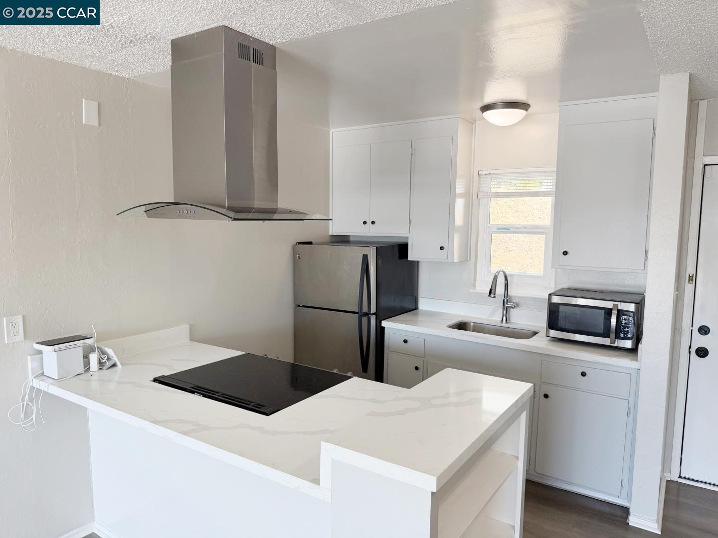 Detail Gallery Image 7 of 31 For 944 Walpert St, Hayward,  CA 94541 - – Beds | – Baths