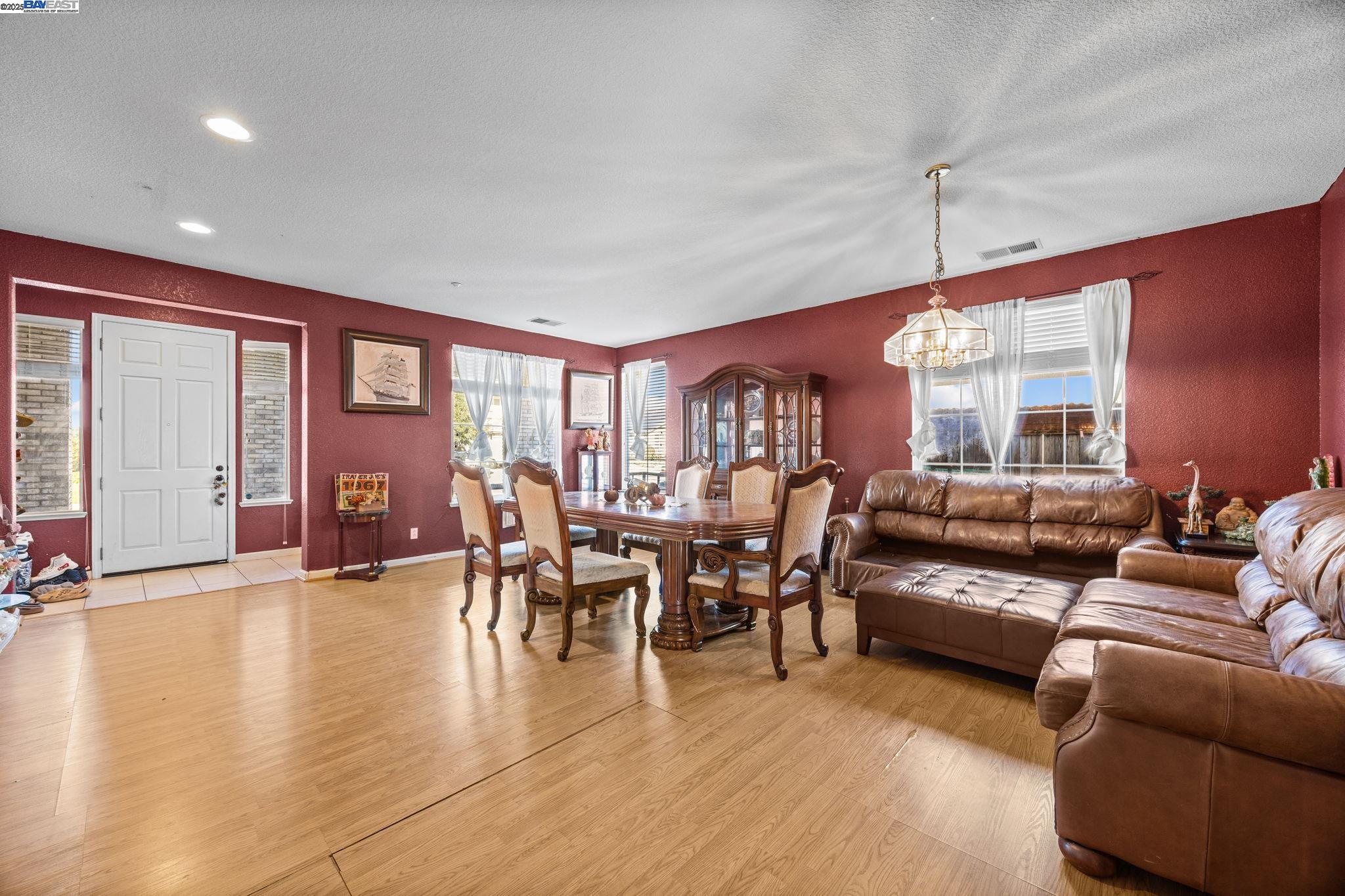 Detail Gallery Image 14 of 21 For 127 Entrada Cir, American Canyon,  CA 94503 - 5 Beds | 3 Baths