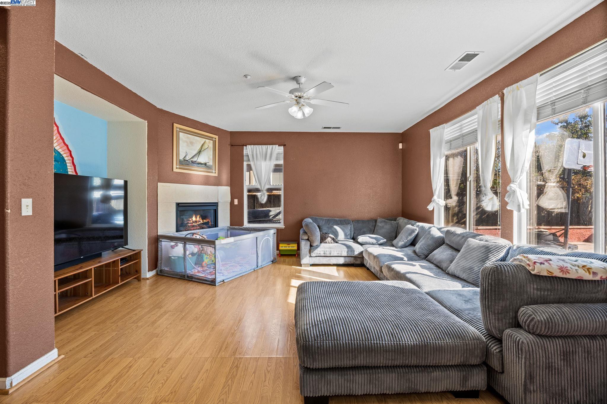 Detail Gallery Image 15 of 21 For 127 Entrada Cir, American Canyon,  CA 94503 - 5 Beds | 3 Baths