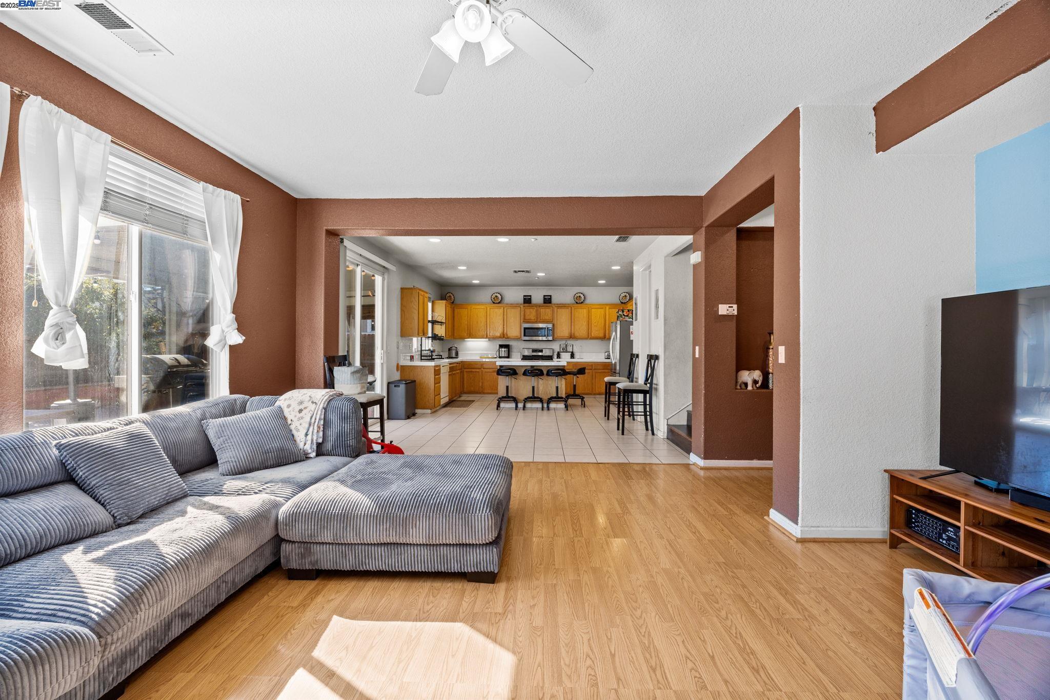 Detail Gallery Image 16 of 21 For 127 Entrada Cir, American Canyon,  CA 94503 - 5 Beds | 3 Baths