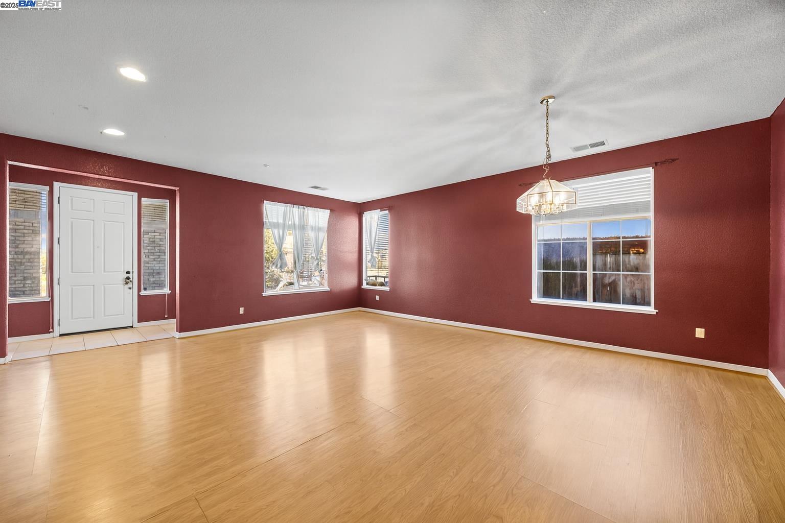 Detail Gallery Image 3 of 21 For 127 Entrada Cir, American Canyon,  CA 94503 - 5 Beds | 3 Baths