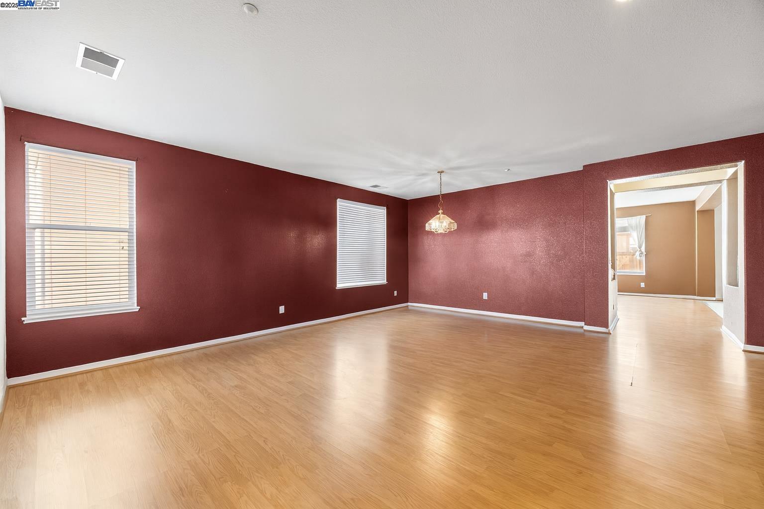 Detail Gallery Image 4 of 21 For 127 Entrada Cir, American Canyon,  CA 94503 - 5 Beds | 3 Baths