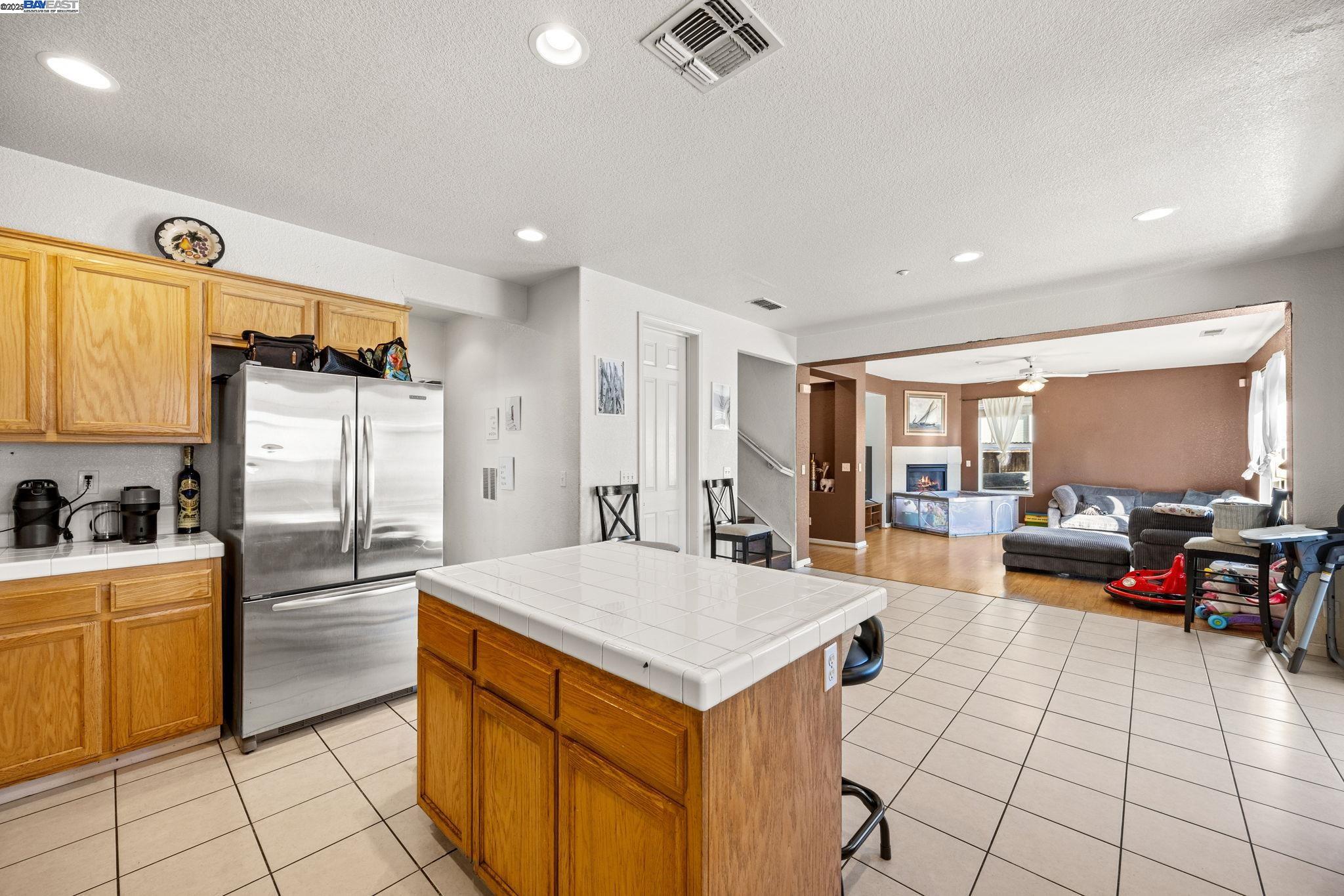 Detail Gallery Image 5 of 21 For 127 Entrada Cir, American Canyon,  CA 94503 - 5 Beds | 3 Baths