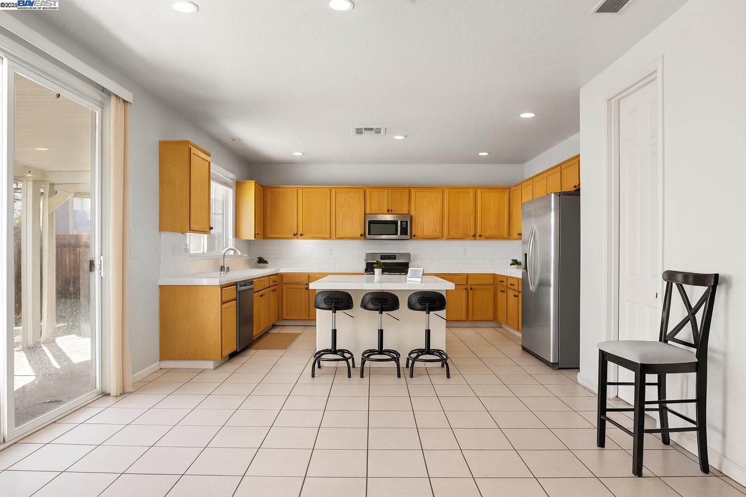 Detail Gallery Image 6 of 21 For 127 Entrada Cir, American Canyon,  CA 94503 - 5 Beds | 3 Baths