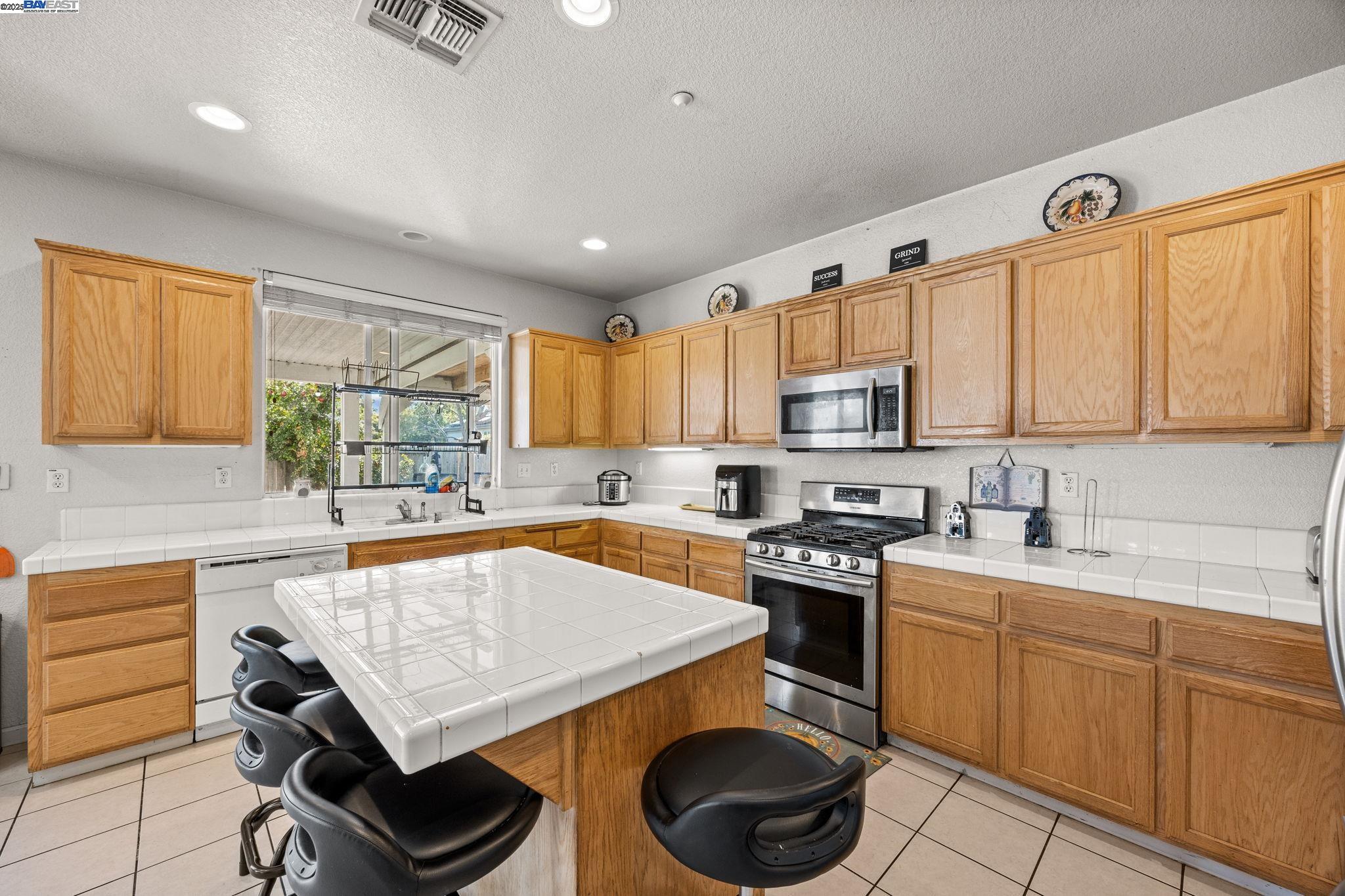 Detail Gallery Image 7 of 21 For 127 Entrada Cir, American Canyon,  CA 94503 - 5 Beds | 3 Baths