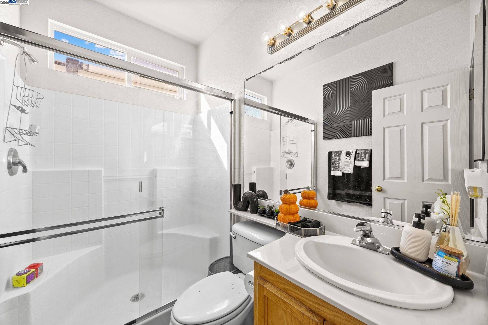 Detail Gallery Image 8 of 21 For 127 Entrada Cir, American Canyon,  CA 94503 - 5 Beds | 3 Baths