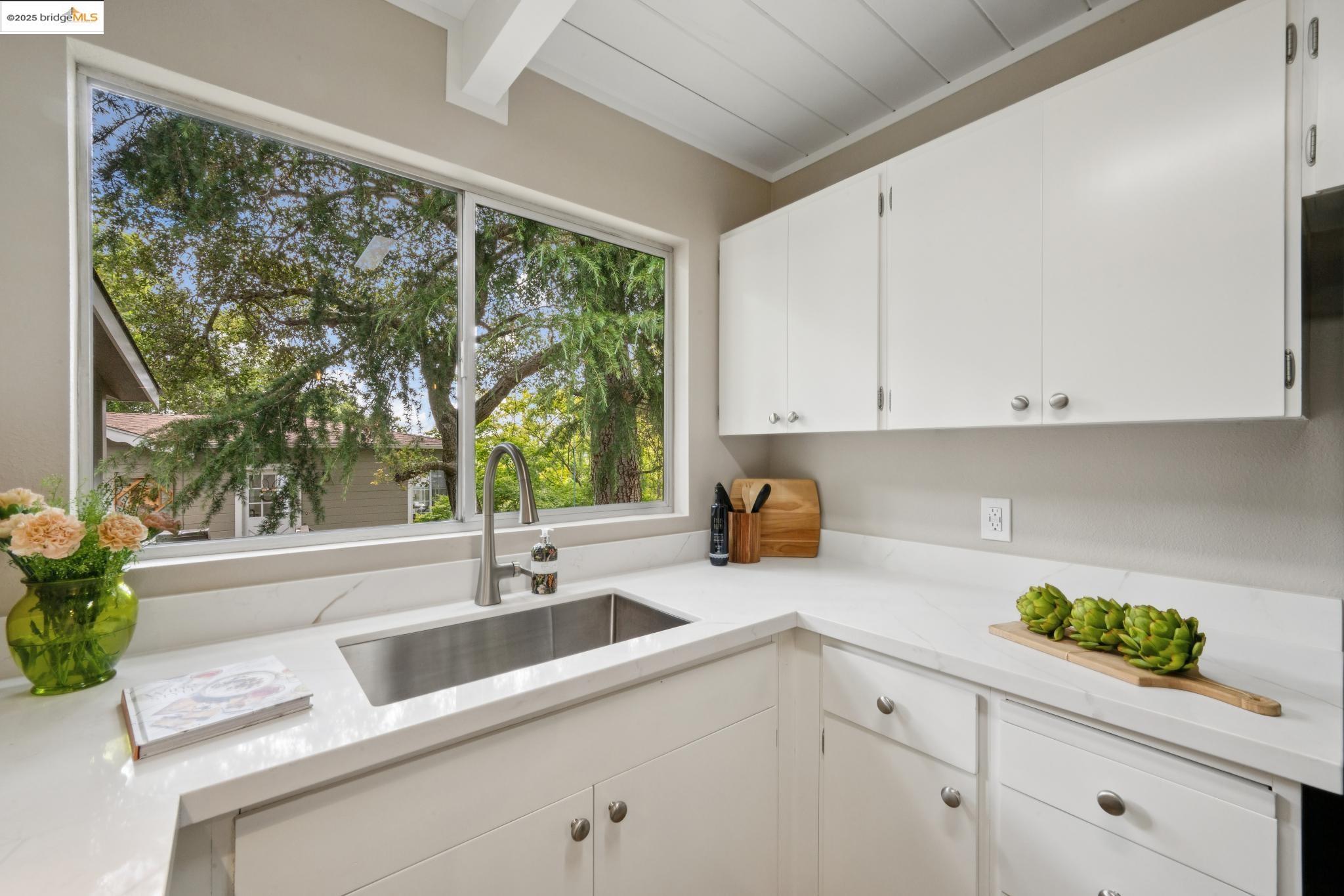 Detail Gallery Image 13 of 31 For 4258 Maple Ave, Oakland,  CA 94602 - 2 Beds | 1 Baths