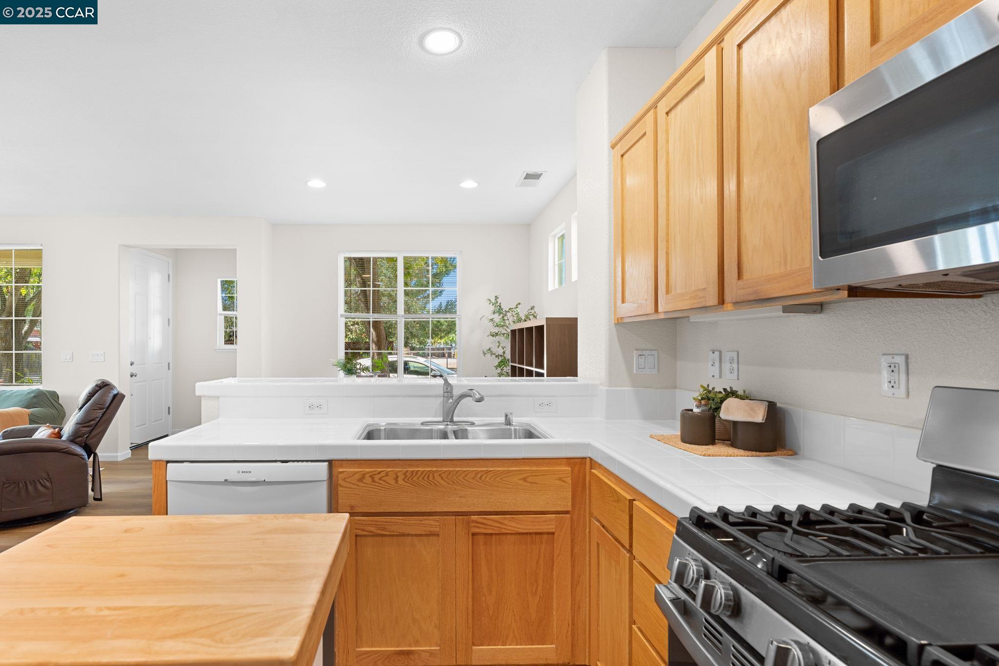 Detail Gallery Image 18 of 46 For 2805 Euclid Ave, Concord,  CA 94519 - 3 Beds | 2/1 Baths