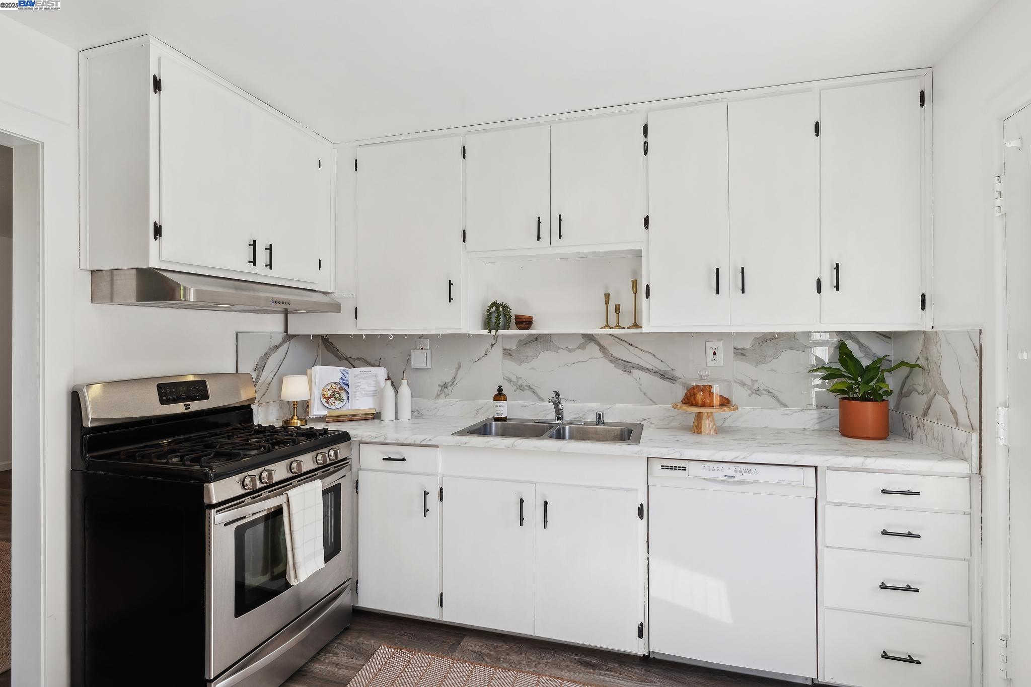 Detail Gallery Image 12 of 28 For 108 Cypress St #D,  Alameda,  CA 94501 - 2 Beds | 1 Baths