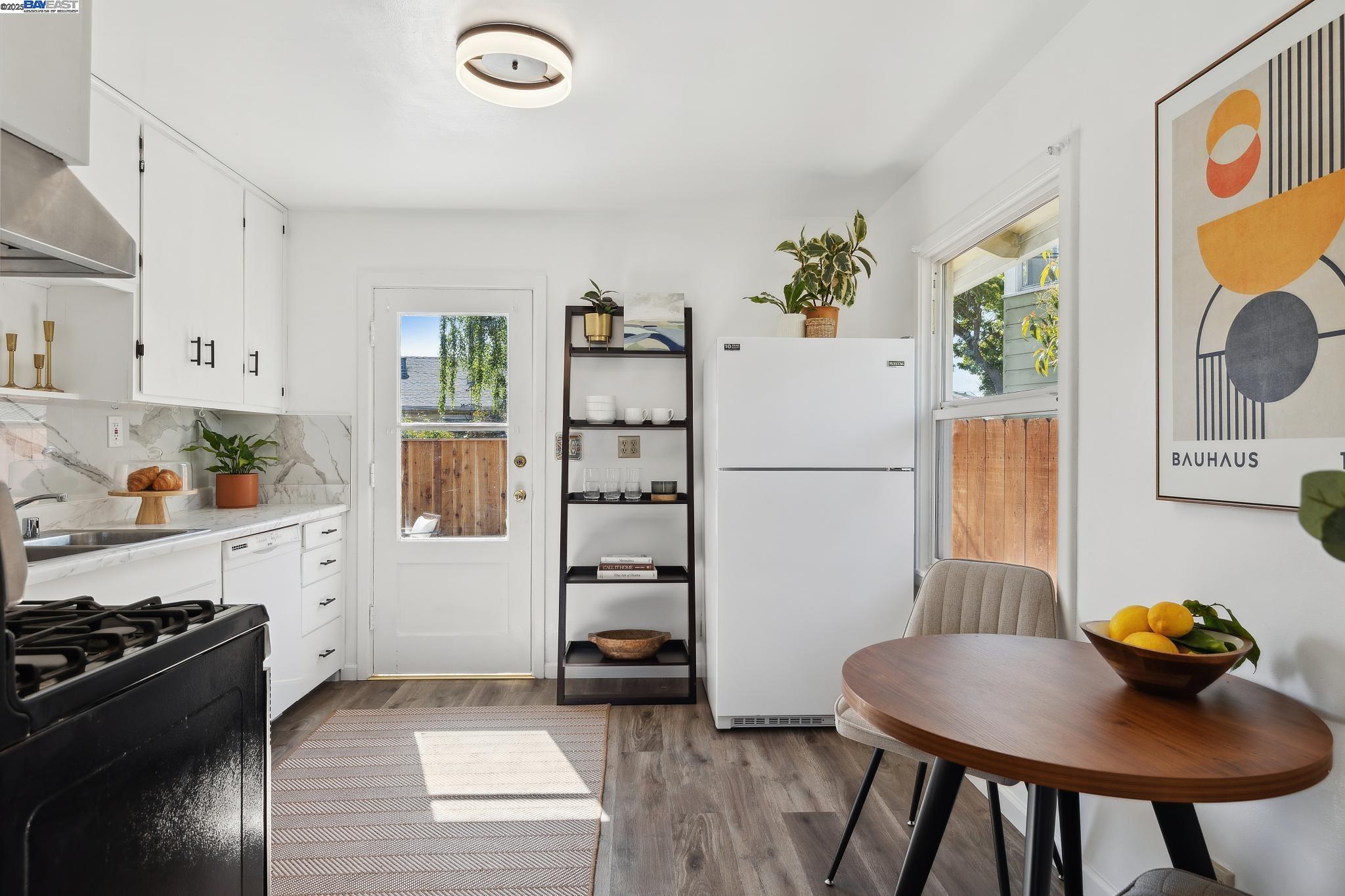 Detail Gallery Image 9 of 28 For 108 Cypress St #D,  Alameda,  CA 94501 - 2 Beds | 1 Baths