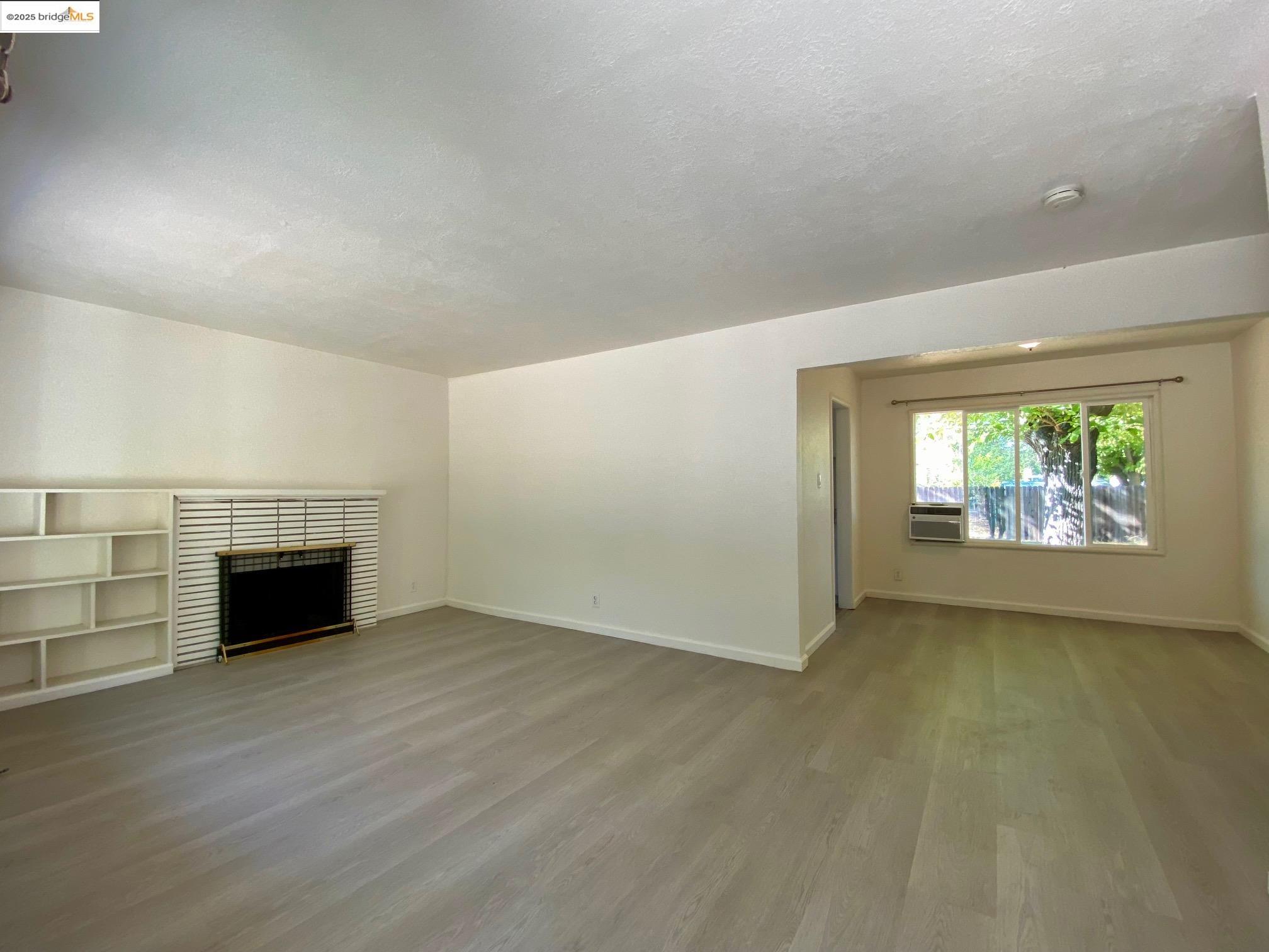 Detail Gallery Image 3 of 11 For 230 Cleaveland Rd, Pleasant Hill,  CA 94523 - 3 Beds | 1 Baths